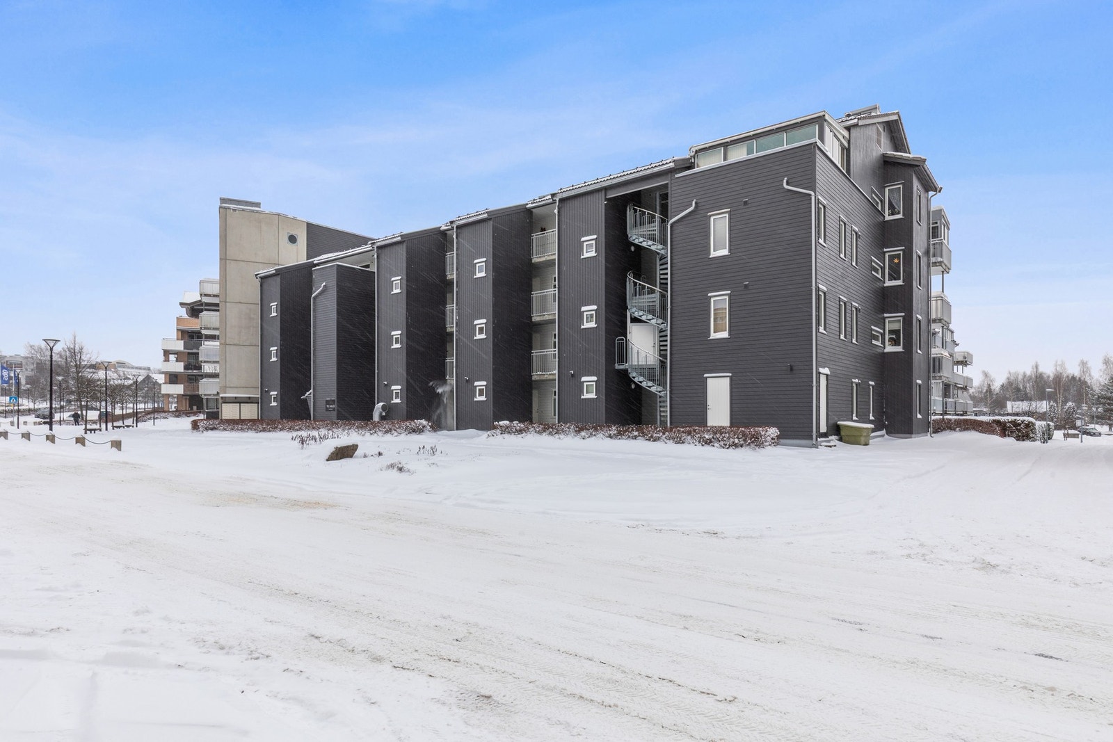 Til leiligheten følger en utvendig bod på ca. 5 m² med adkomst via felles svalgang, som gir god lagringsplass. Galleribilde