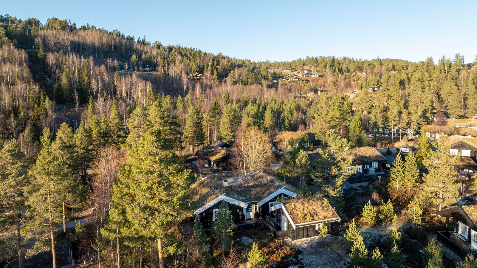 Rett utenfor hytteveggen ligger alt til rette for at både barn og voksne skal kunne trives når de er på ferie på hytta. Galleribilde
