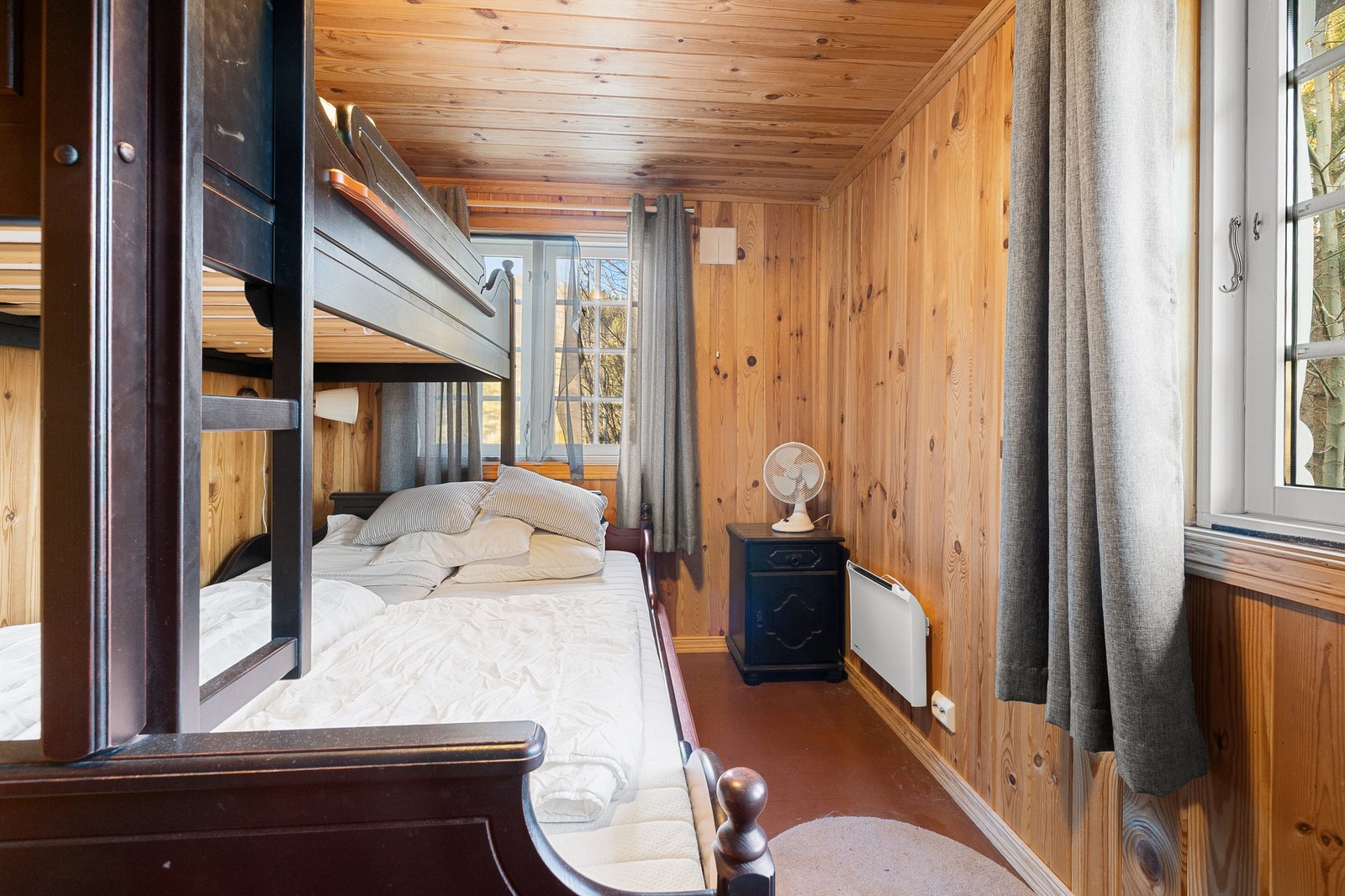 Rommene har naturlig lysinnslipp fra vinduer og plass til seng og tilhørende møbler. Galleribilde