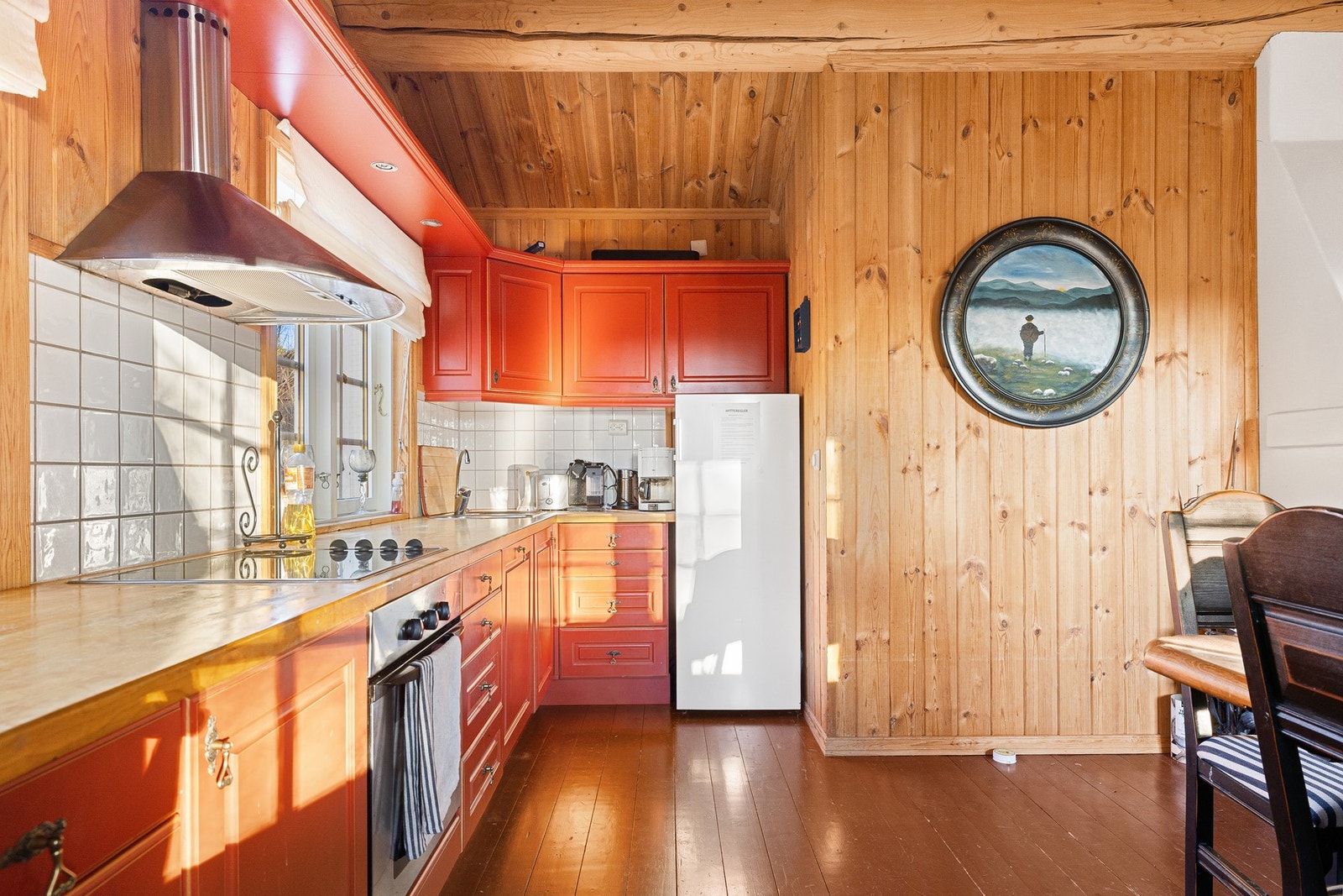 Innredningen gir god skap og benkeplass, og er utstyrt med integrerte hvitevarer som oppvaskmaskin, platetopp og stekeovn. Galleribilde