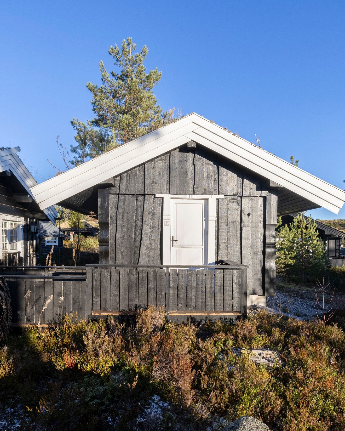 Frittstående anneks som gir ekstra plass til oppbevaring eller hobbybruk, ca. 15 m². Galleribilde
