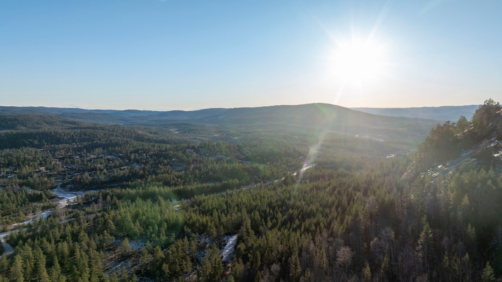 Flott utsikt over skogkledde åser og dalføre. Galleribilde
