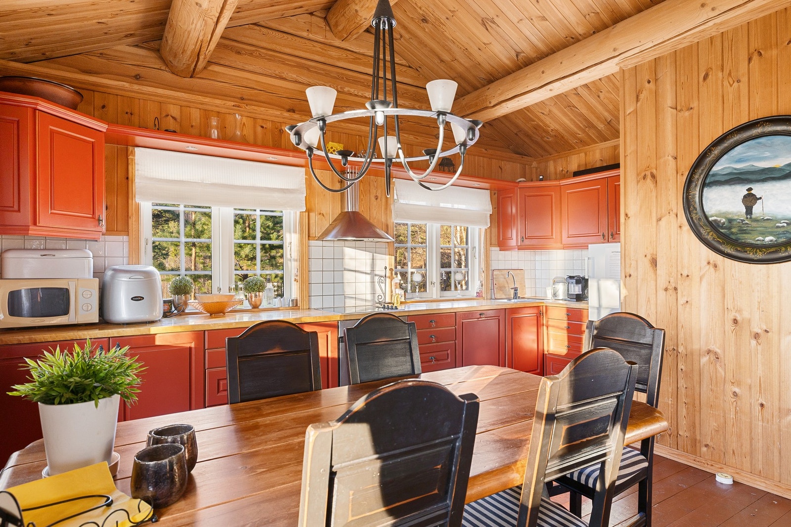 Romslig kjøkken med profilerte fronter og heltre benkeplate. Galleribilde