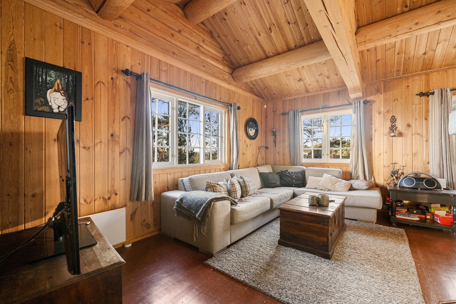 Rommet har tregulv og vegger i trepanel, samt gode vindusflater som sørger for rikelig med naturlig lys. Galleribilde