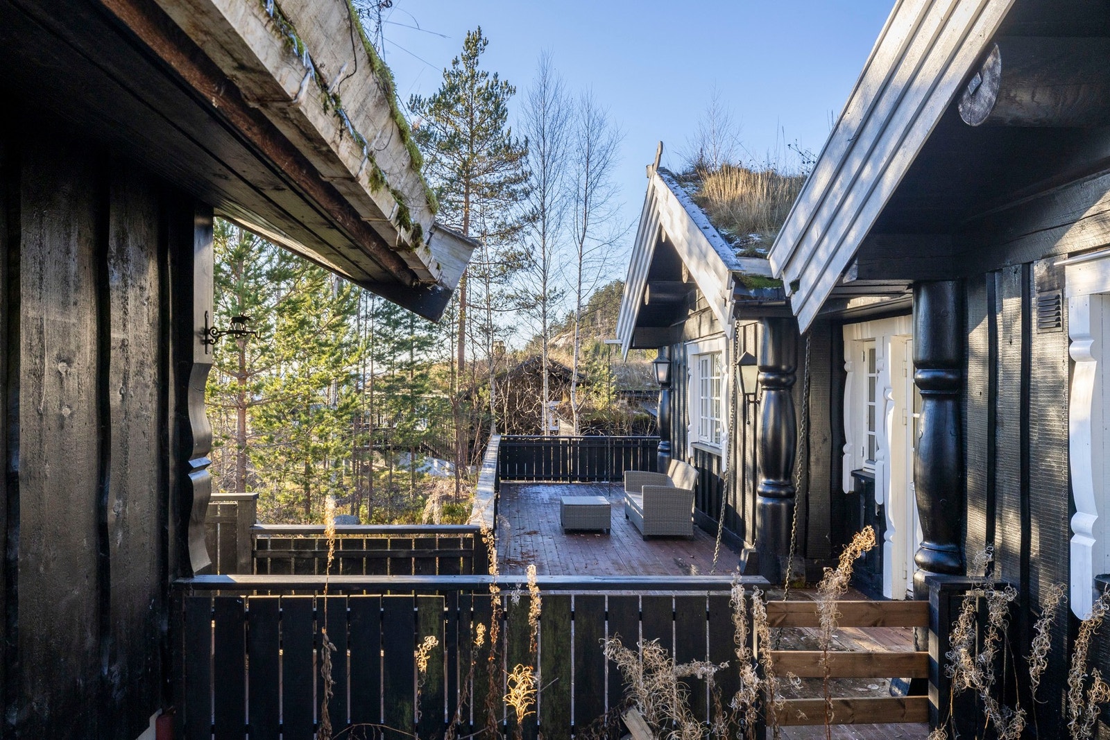 Adkomst til hytta via terrasse - en lun og hyggelig inngangssone. Galleribilde