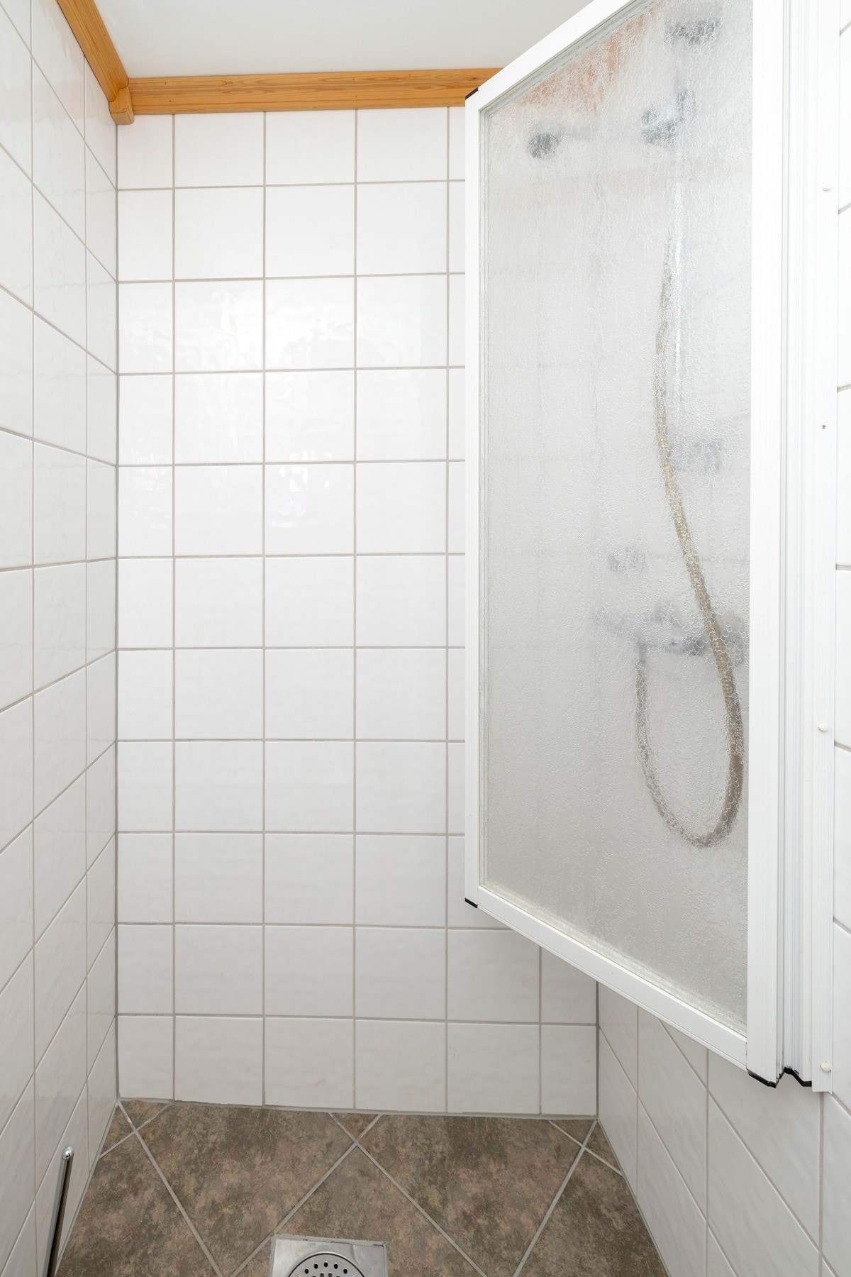 Rommet har flislagt gulv med elektriske varmekabler, flis på vegger og malte plater i himling med downlights. Galleribilde