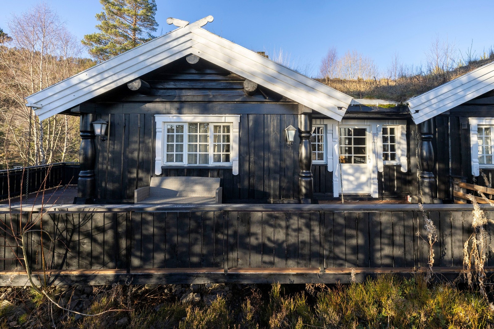 Romslig terrasse med gode solforhold og flott utsyn mot naturen. Galleribilde