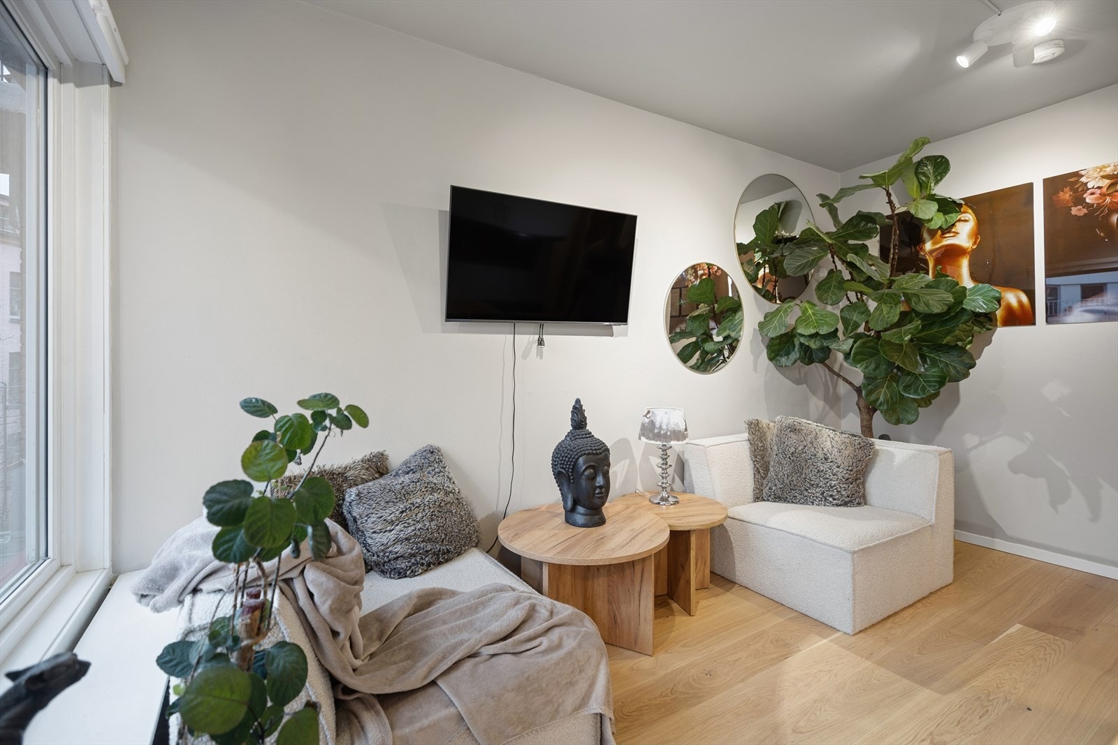 Svært gode lysforhold gjennom hele leiligheten, som vender i sin helhet mot sør. Galleribilde