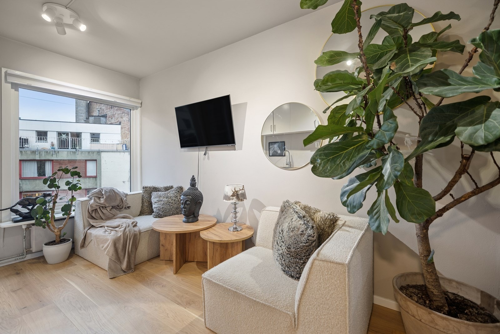 Romslig stue med fleksible møbleringsmuligheter, hvor plassen er godt utnyttet etter selgers behov. Galleribilde