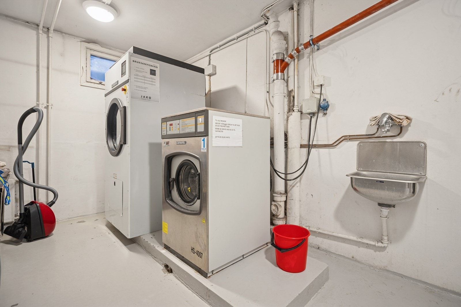 Tilgang til fellesvaskeri i U1, som gjør klesvasken enkel og praktisk for alle beboere. Galleribilde