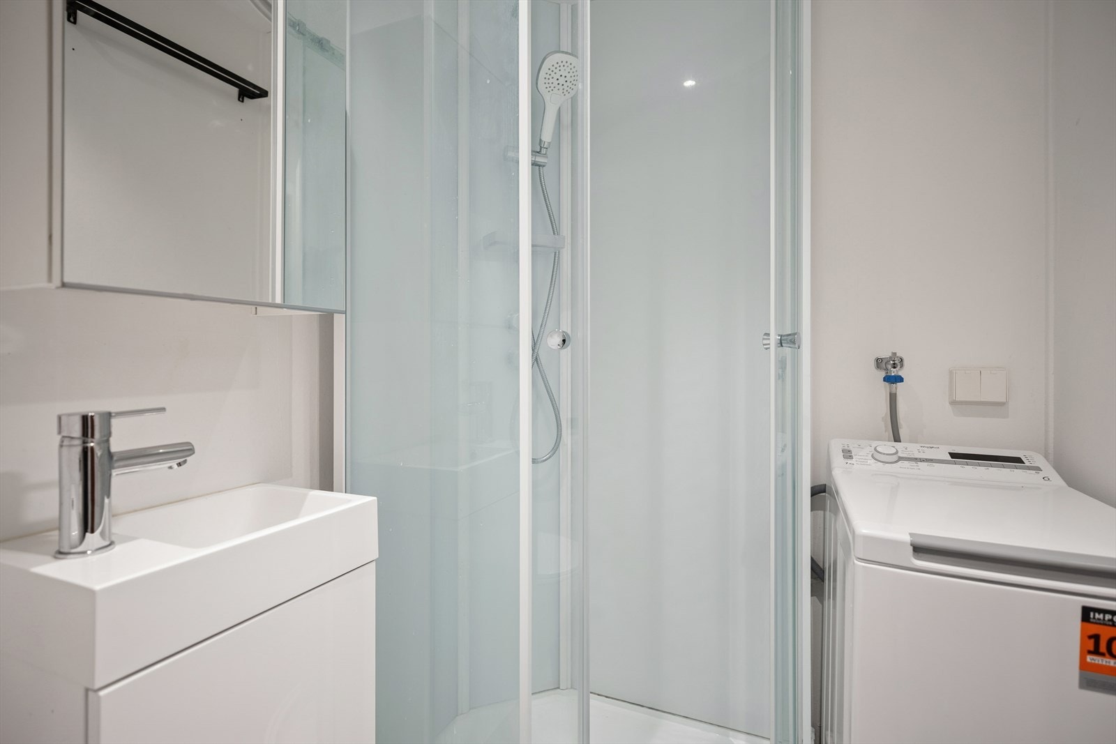 Nåværende eier har lagt opp opplegg for vaskemaskin, slik at klesvask enkelt kan gjøres hjemme til tross for fellesvaskeri. Galleribilde