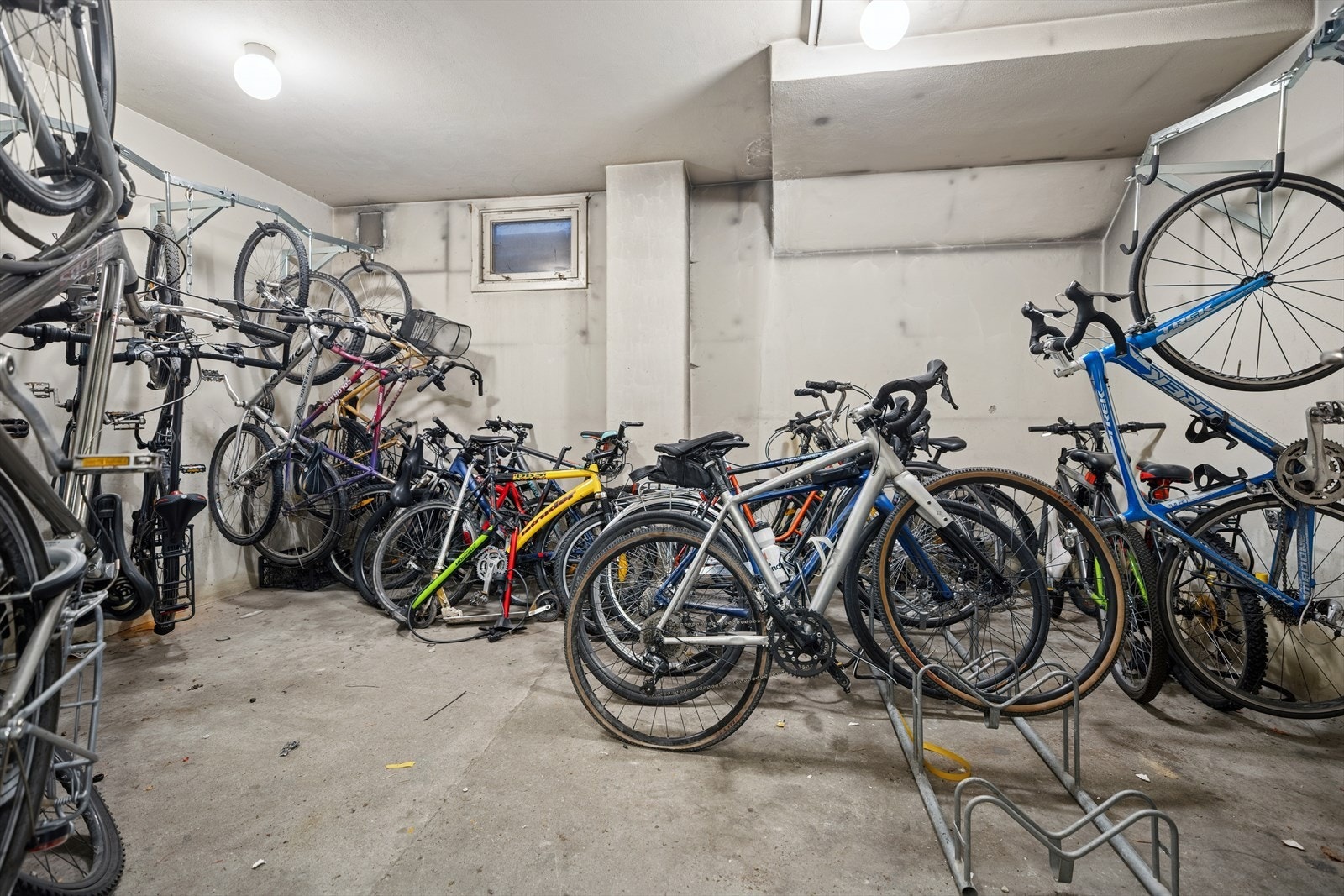 Trygg og enkel sykkelparkering i U1 for beboernes bruk. Galleribilde