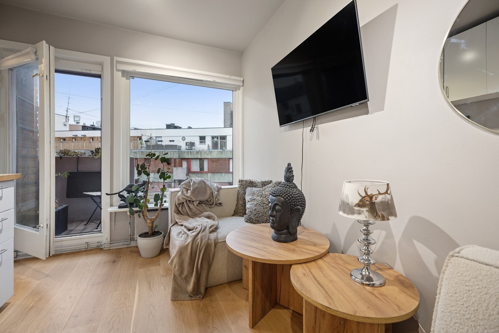 Stuen har direkte utsyn mot en rolig bakgård og gir enkel adkomst til balkongen. Galleribilde