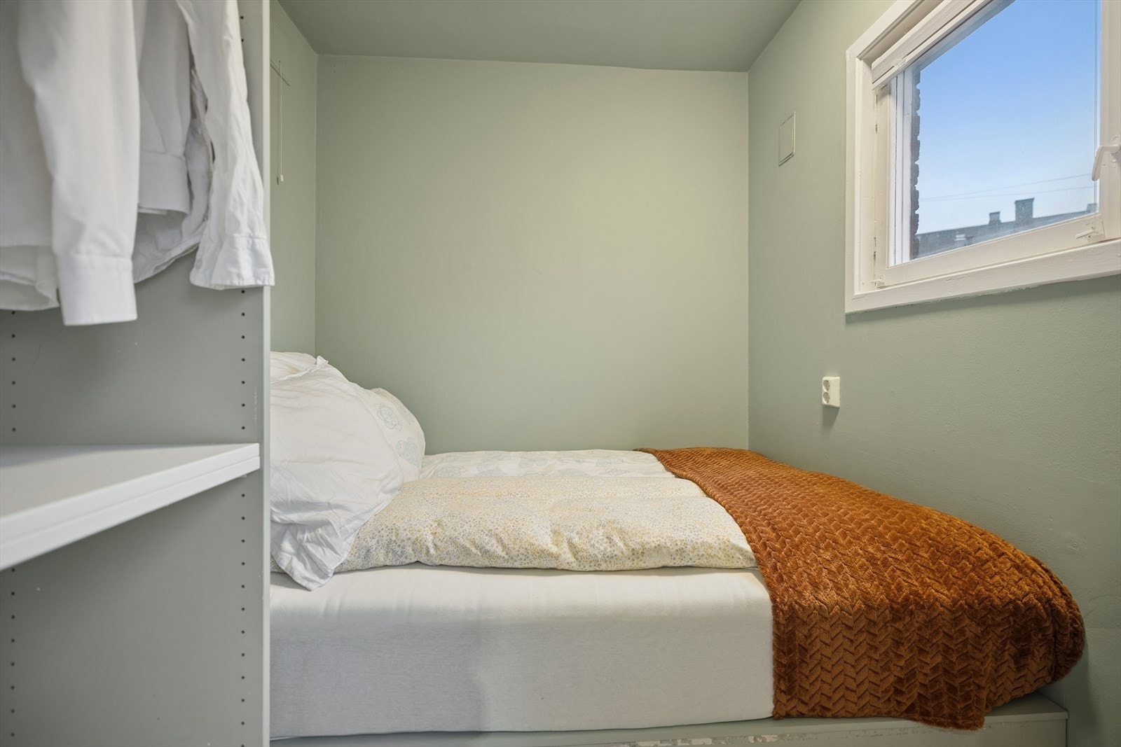 Innredet rom med gjennomtenkte lagringsløsninger i skap samt under seng. Galleribilde