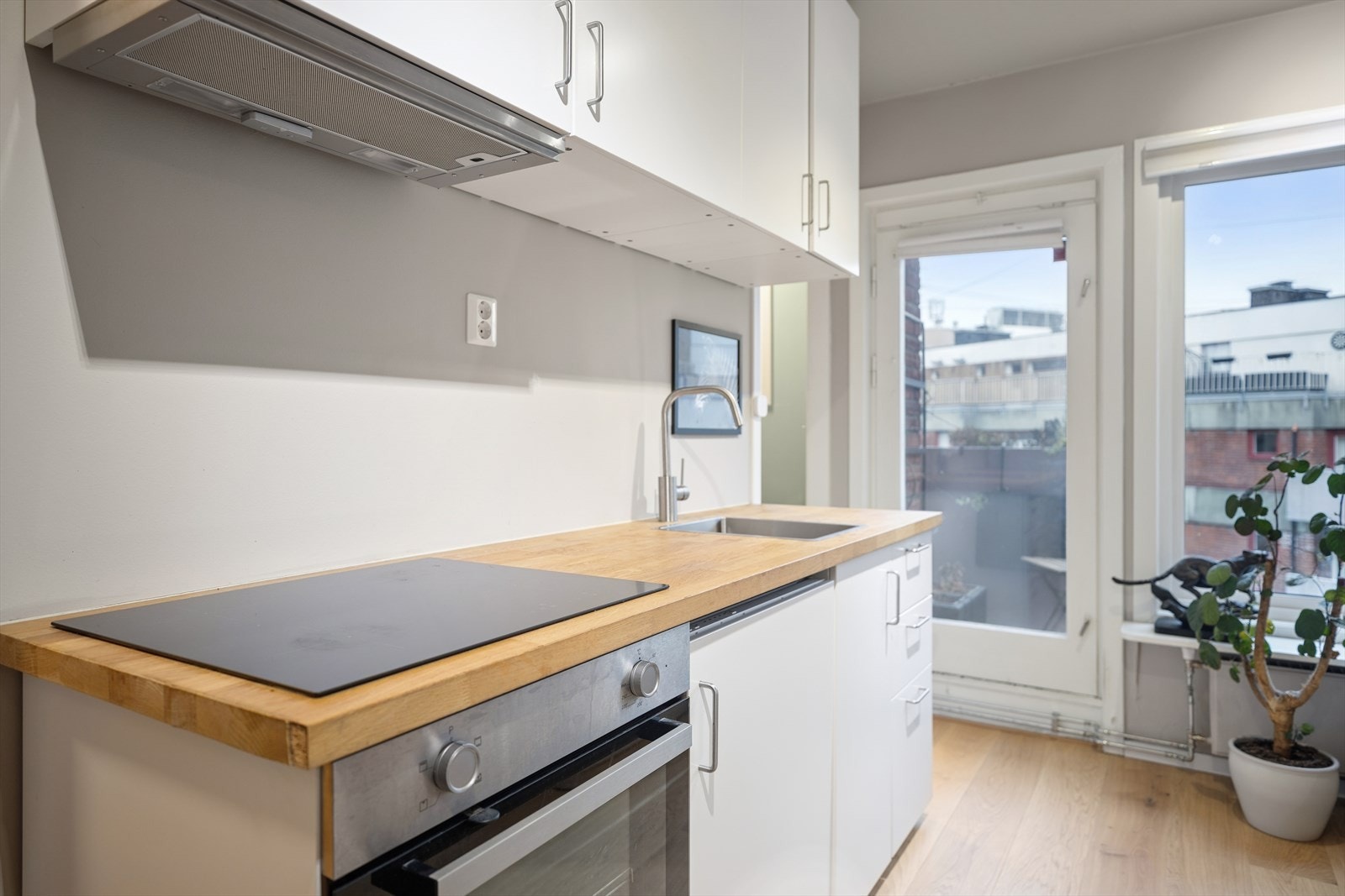 Nåværende eier har oppgradert kjøkkenløsningen med oppvaskmaskin og flyttet kjøleskapet til gangen, noe som gir bedre plass i stuen. Galleribilde