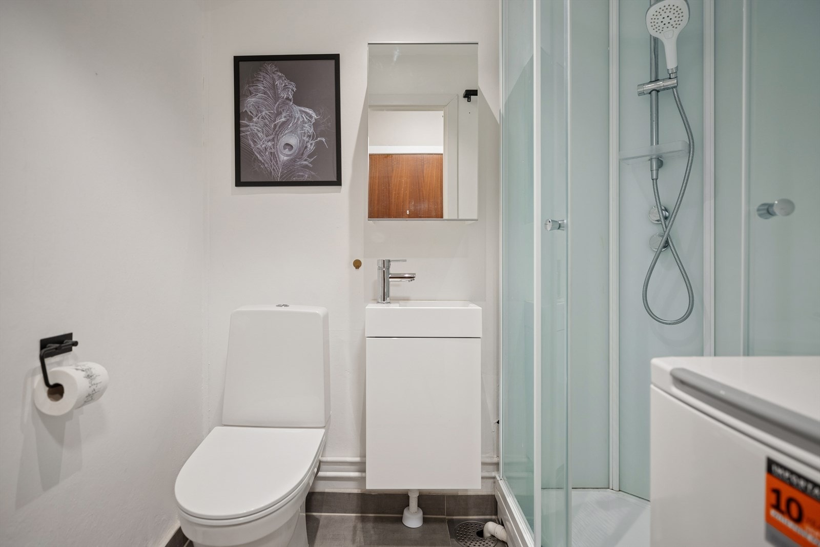 Lyst og praktisk bad med moderne, slette overflater og downlights som gir jevn og god belysning. Galleribilde