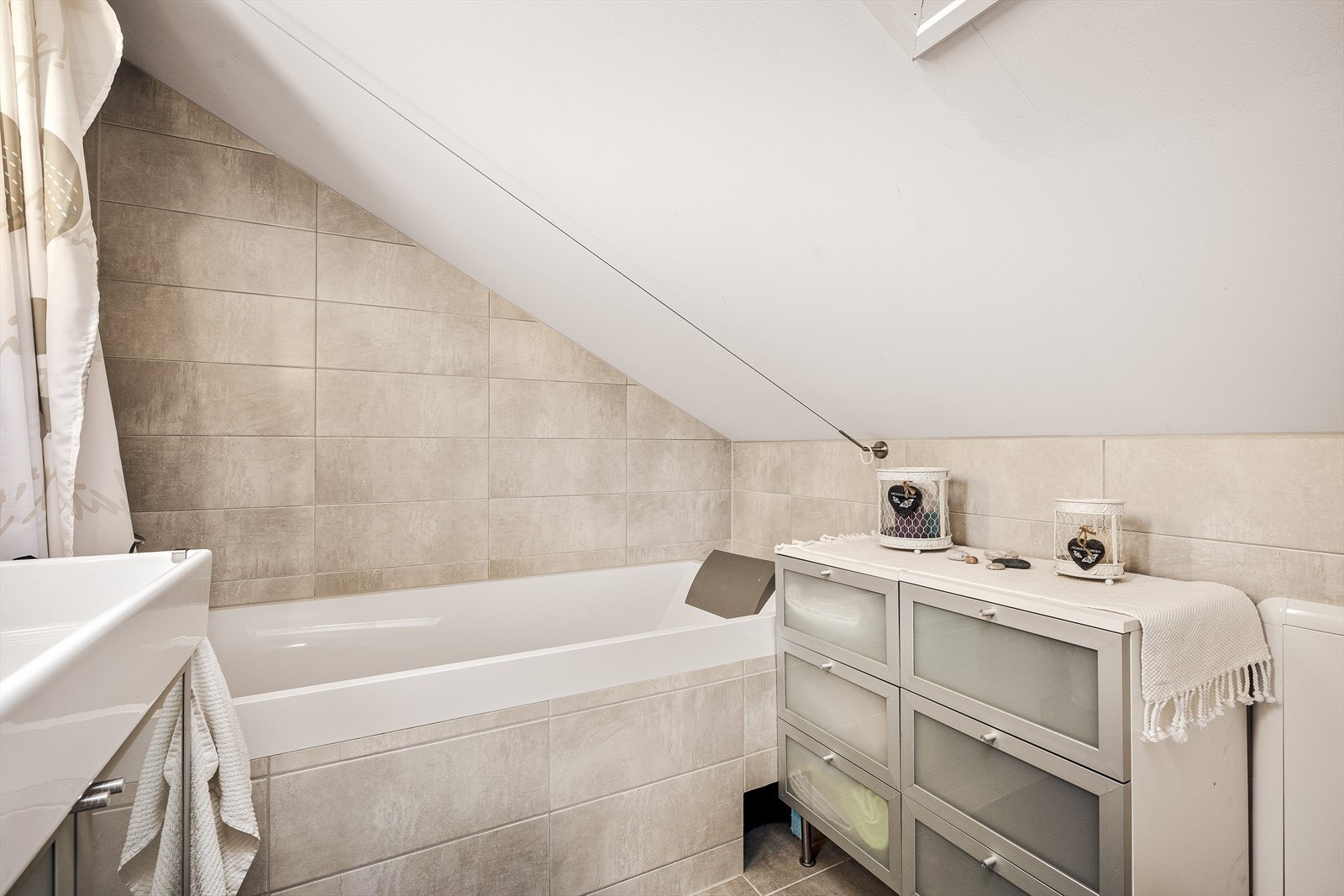 Naustet er på 45,1m² i 1. etasje og 22,9m² i 2 etasje. Gulvarealet er på 48,4m² i 2. etasje Galleribilde