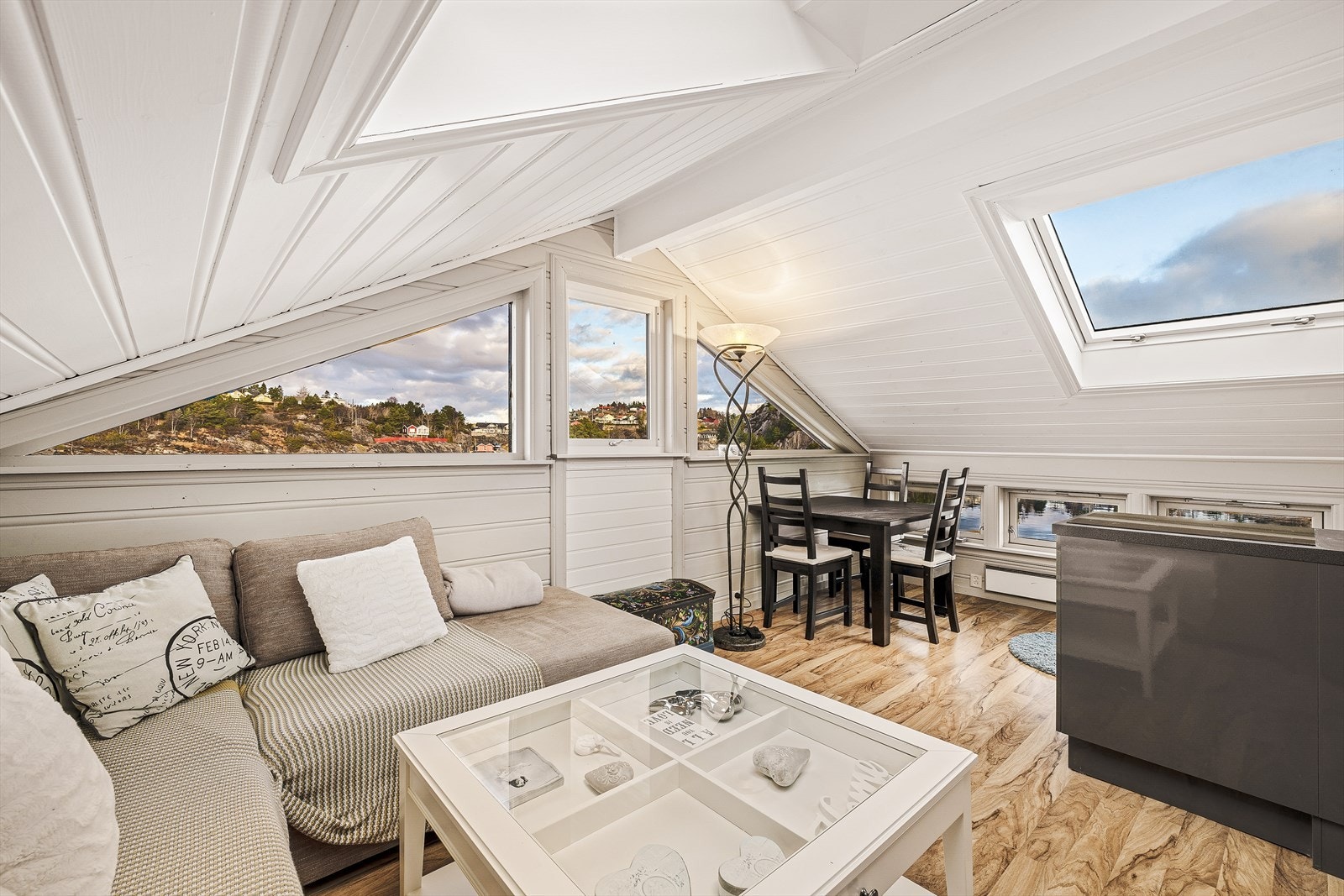 Stue med åpen løsning mot kjøkken Galleribilde