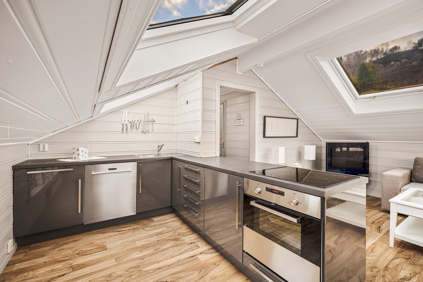 Takkonstruksjon av taksperrer tekket med sutak, lekter og glasert tegltakstein. Renner og nedløp i plast Galleribilde