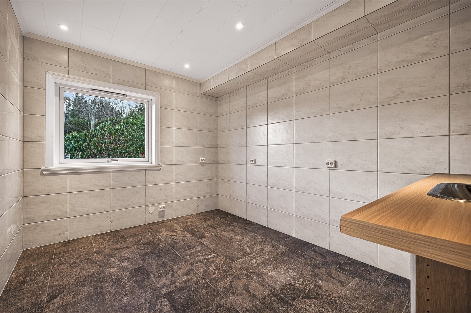 Fra kjøkkenet har man tilkomst til et stort og praktisk vaskerom Galleribilde