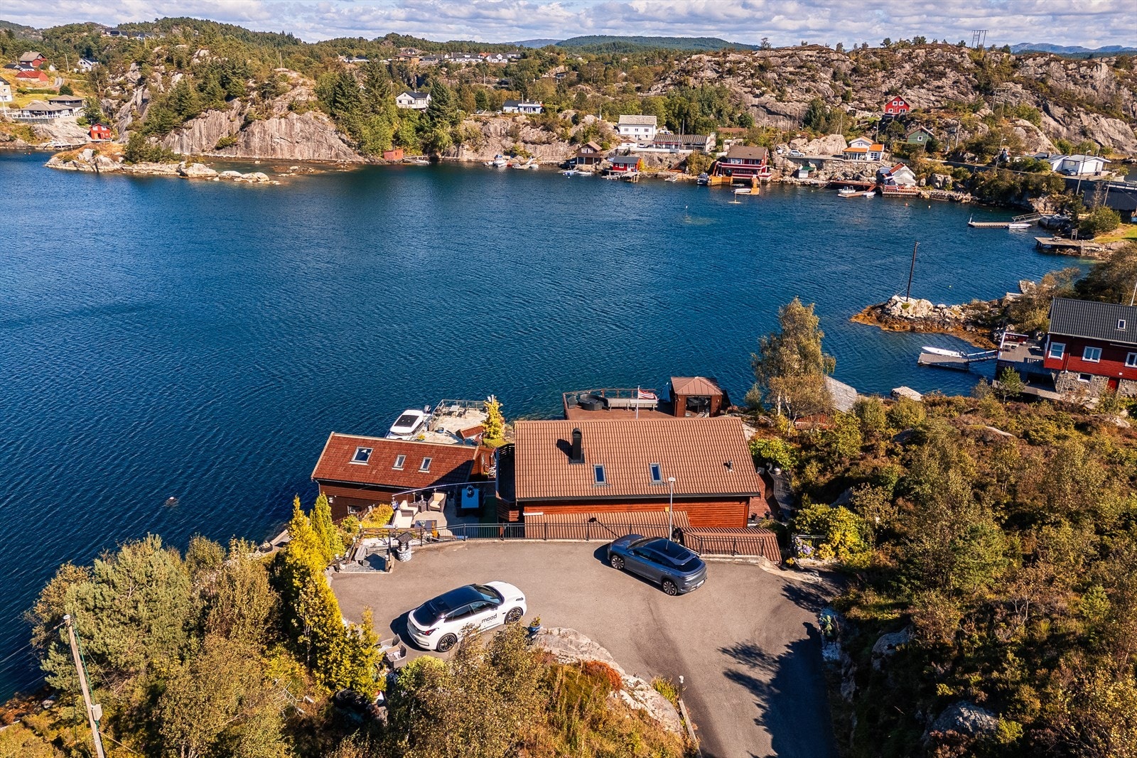 Stor biloppstillingsplass gir rikelig med plass til gjester Galleribilde