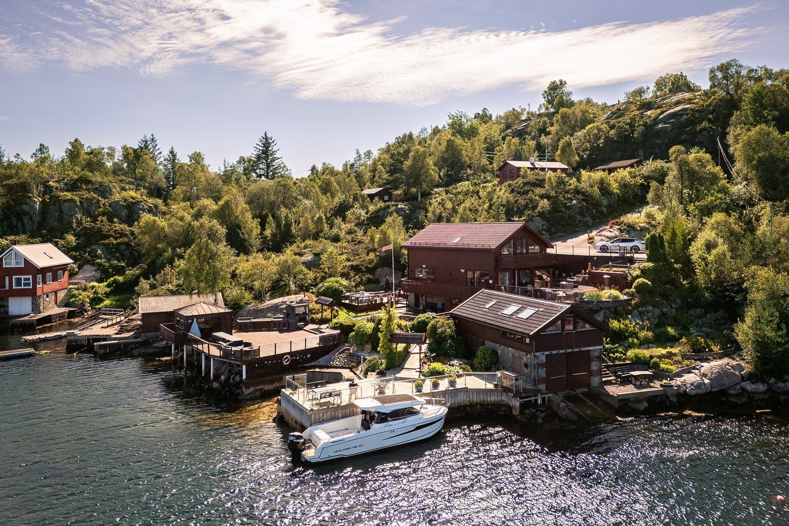 Unik beliggenhet med Hjeltefjorden bare to minutter unna! Galleribilde