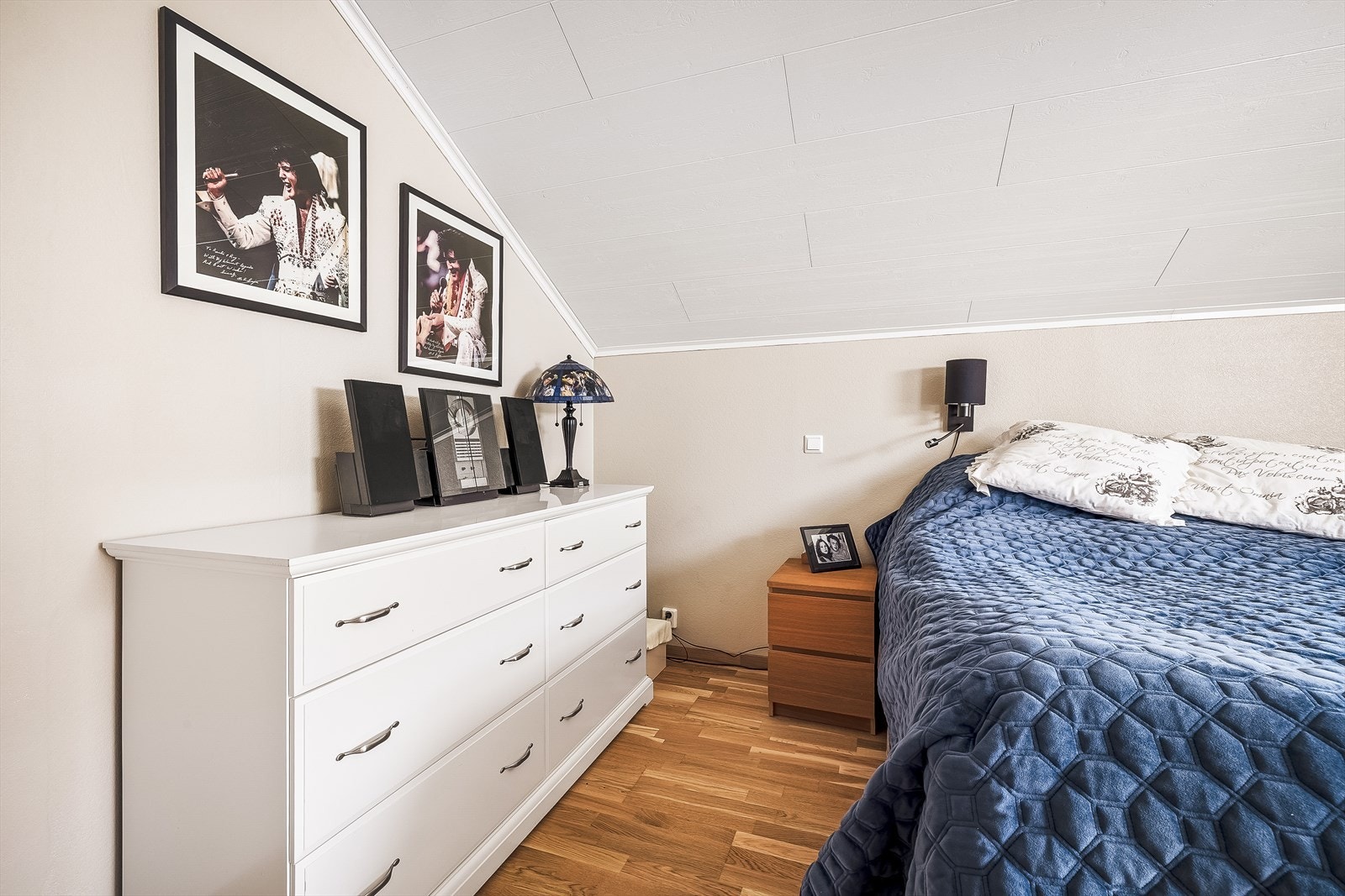 Plass til dobbelseng, garderobeskap og/eller annet soveromsmøblement Galleribilde