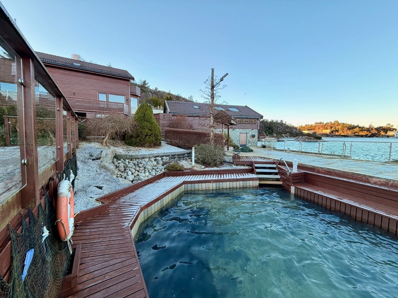 Fantastiske badeforhold i egen badevik både sommer og vinter Galleribilde