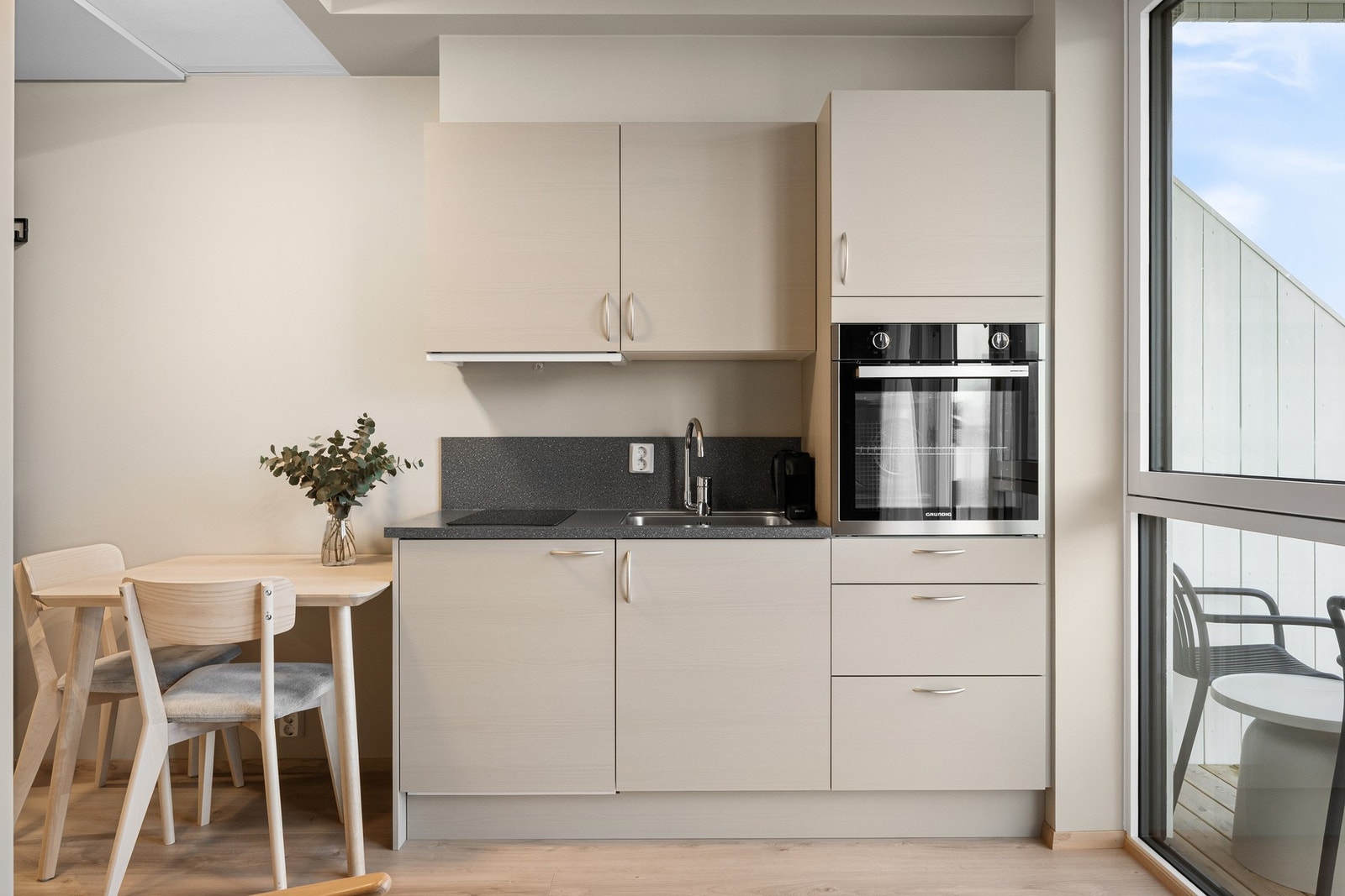 Gjestehybel - Kjøkken med hvitevarer og spiseplass Galleribilde