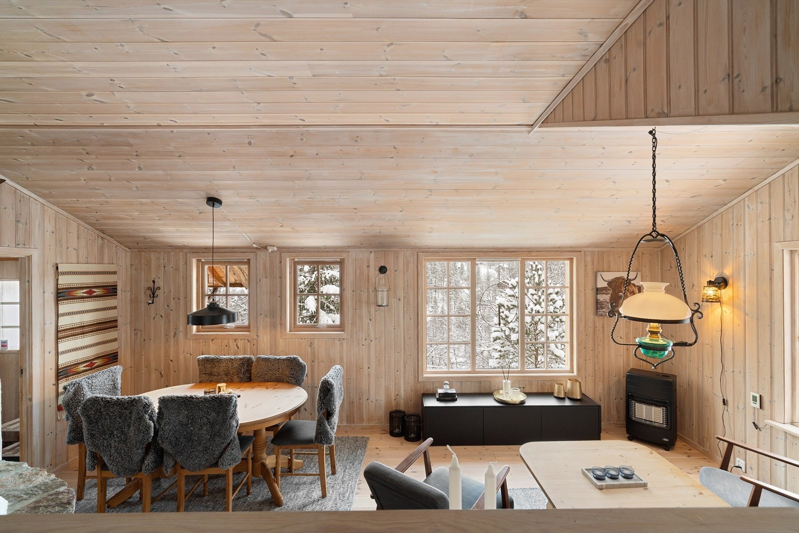 Åpen løsning fra kjøkken mot stue Galleribilde