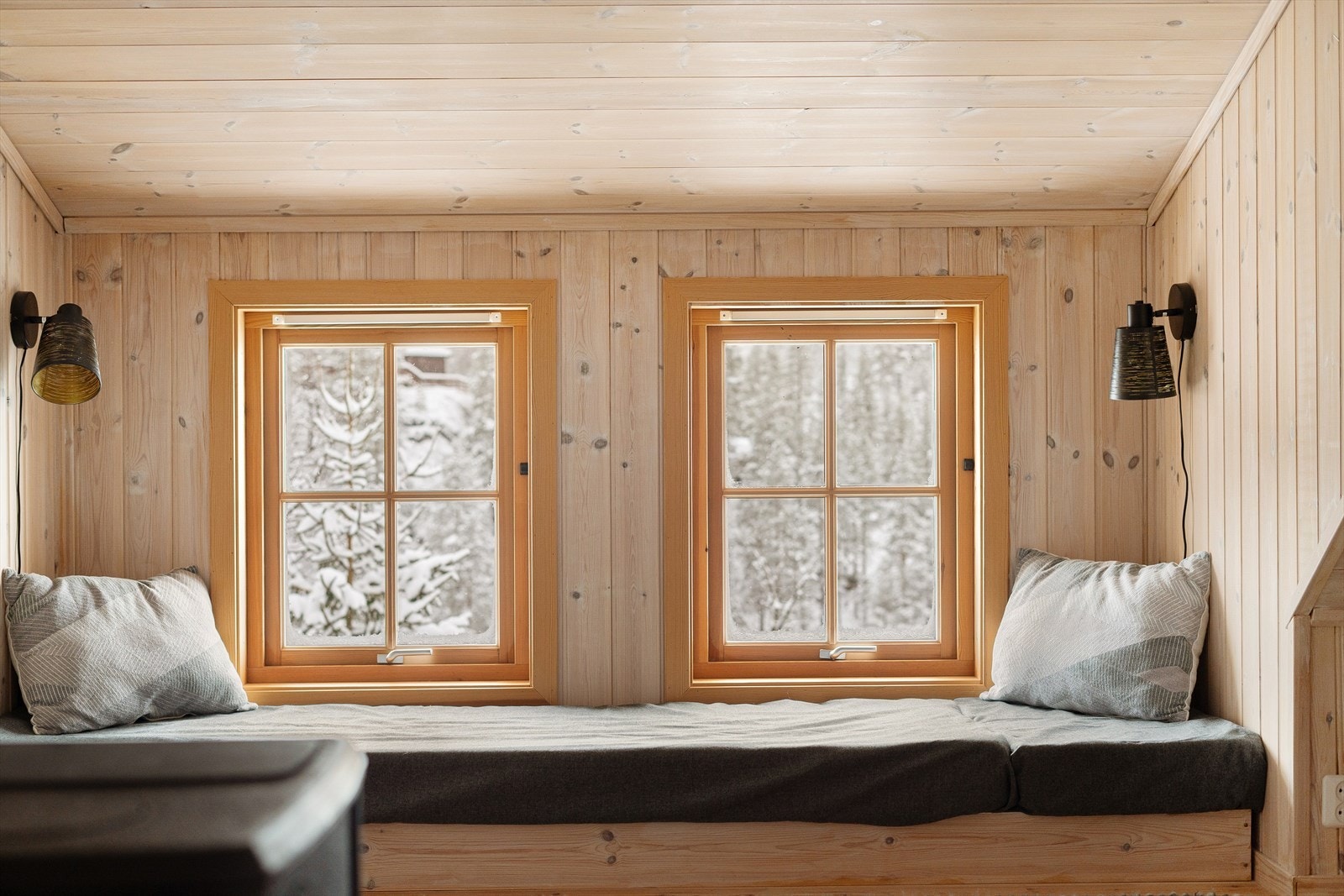 Koselig benk i loftstue Galleribilde