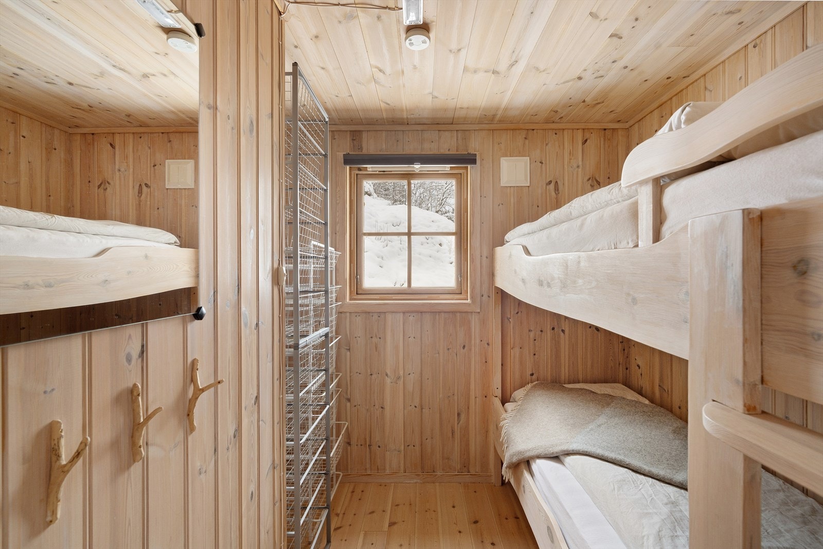 Det er to soverom i 1 etg og 2 soverom på hems/loft Galleribilde