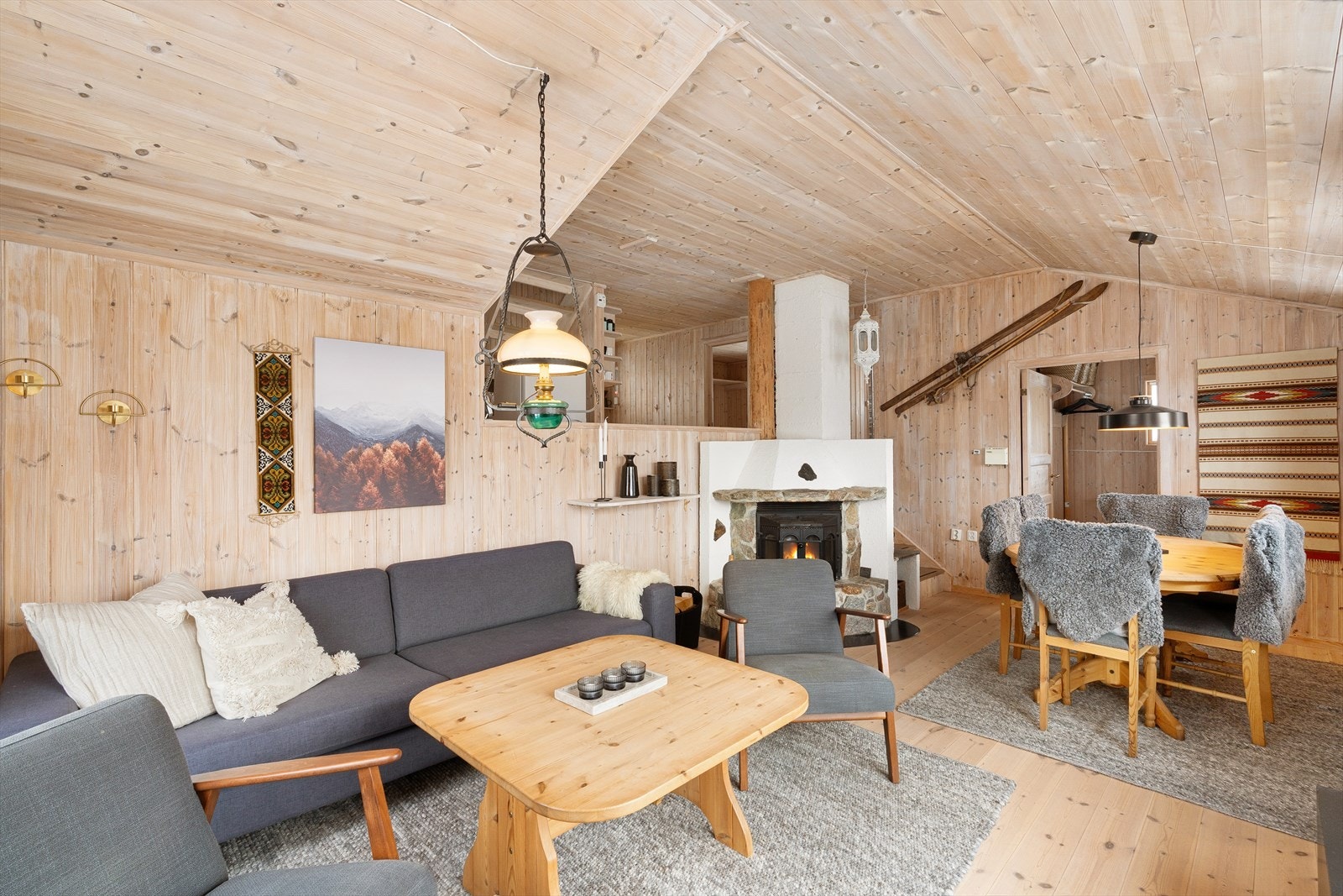 God plass til spisebord og salong. Peisovn og Wallas parafinovn (med "ring hytta varm") Galleribilde