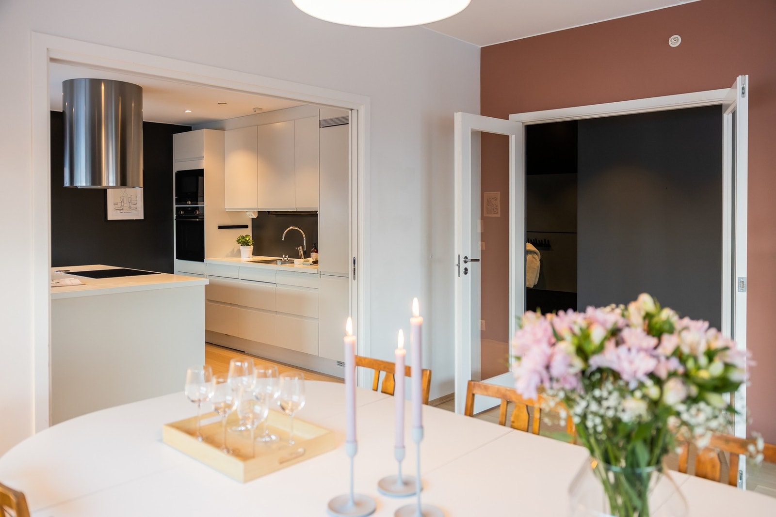 Det er en praktisk skyvedør mellom stue og kjøkken. Galleribilde