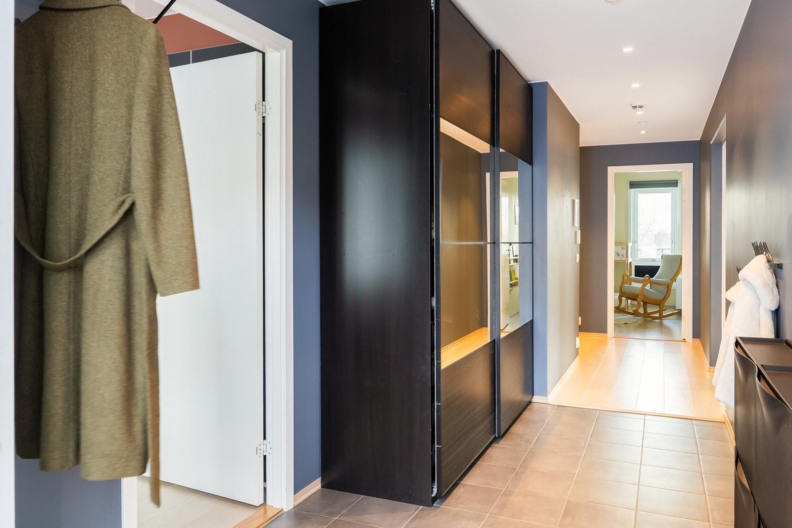 Med gangens størrelse på hele 18,5 kvm, er det meget god plass til store garderobeskap Galleribilde