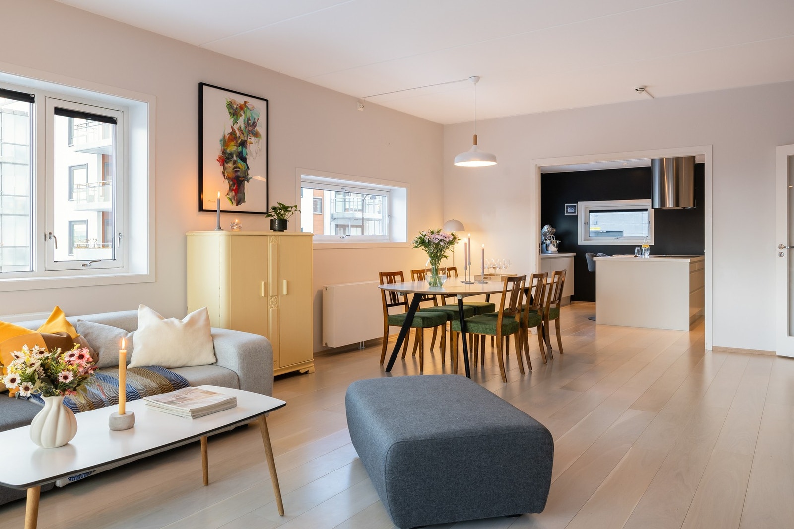 Leiligheten har oppgradert, lys 1-stavs eikeparkett Galleribilde