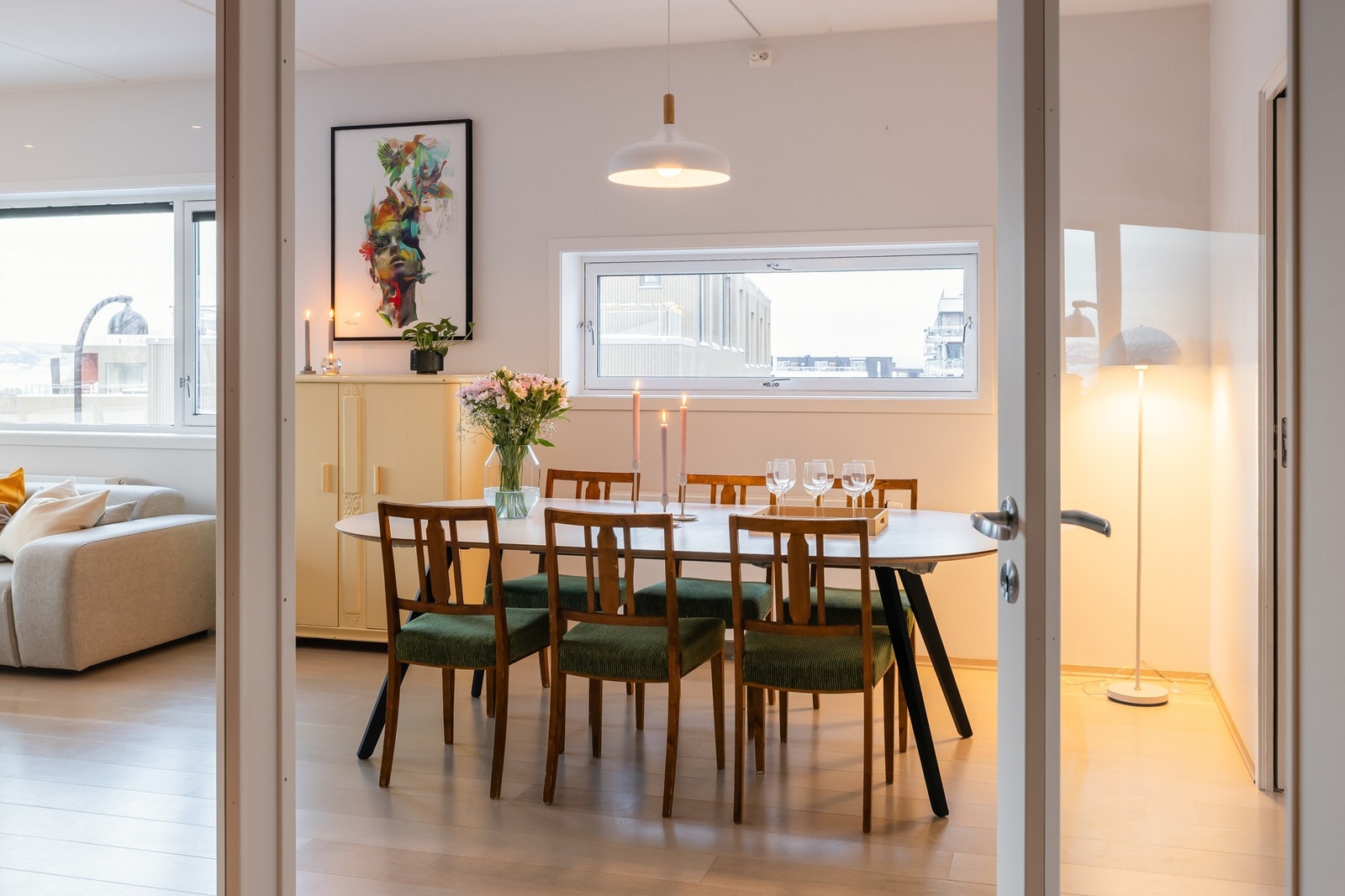 Det er glassdør mellom gang og stuen. Galleribilde