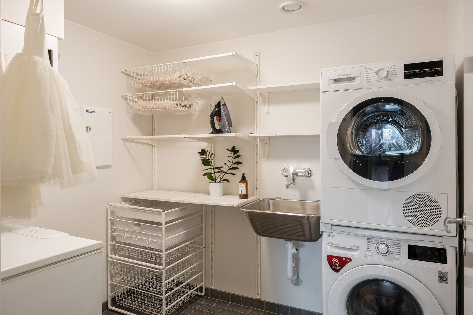 I tillegg til bad og eget toalett har man separat vaskerom. Leilighetens mest praktiske rom Galleribilde