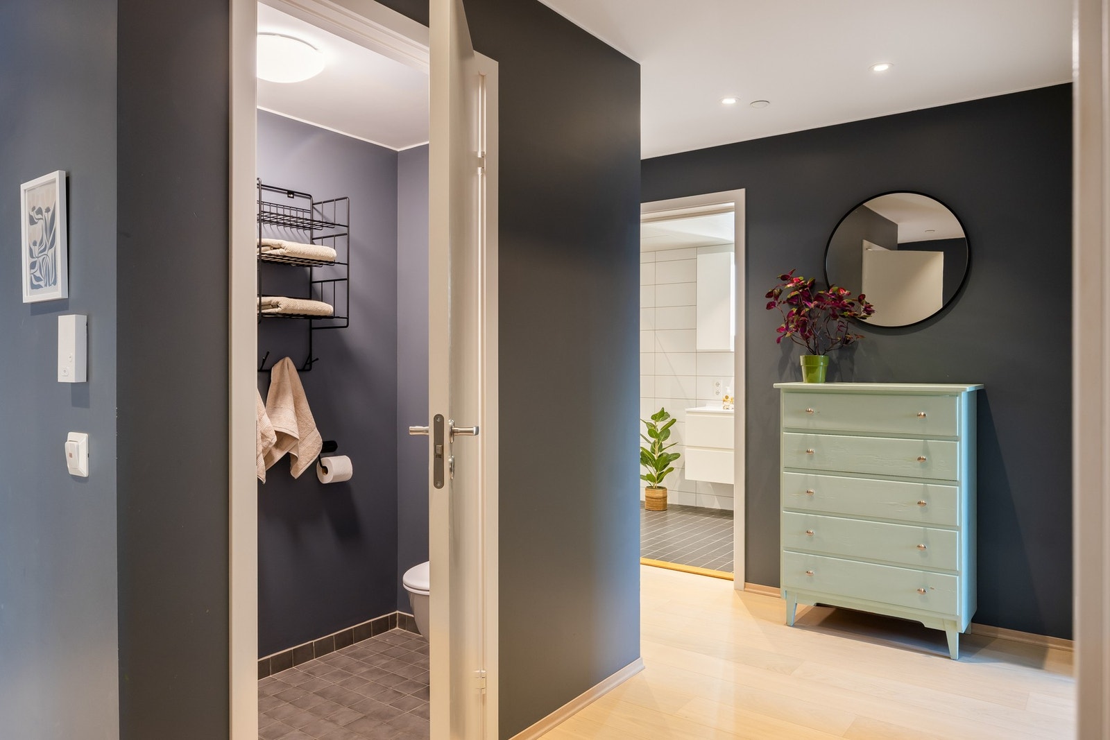Rett ut i gangen har leiligheten ett eget gjestetoalett. Galleribilde