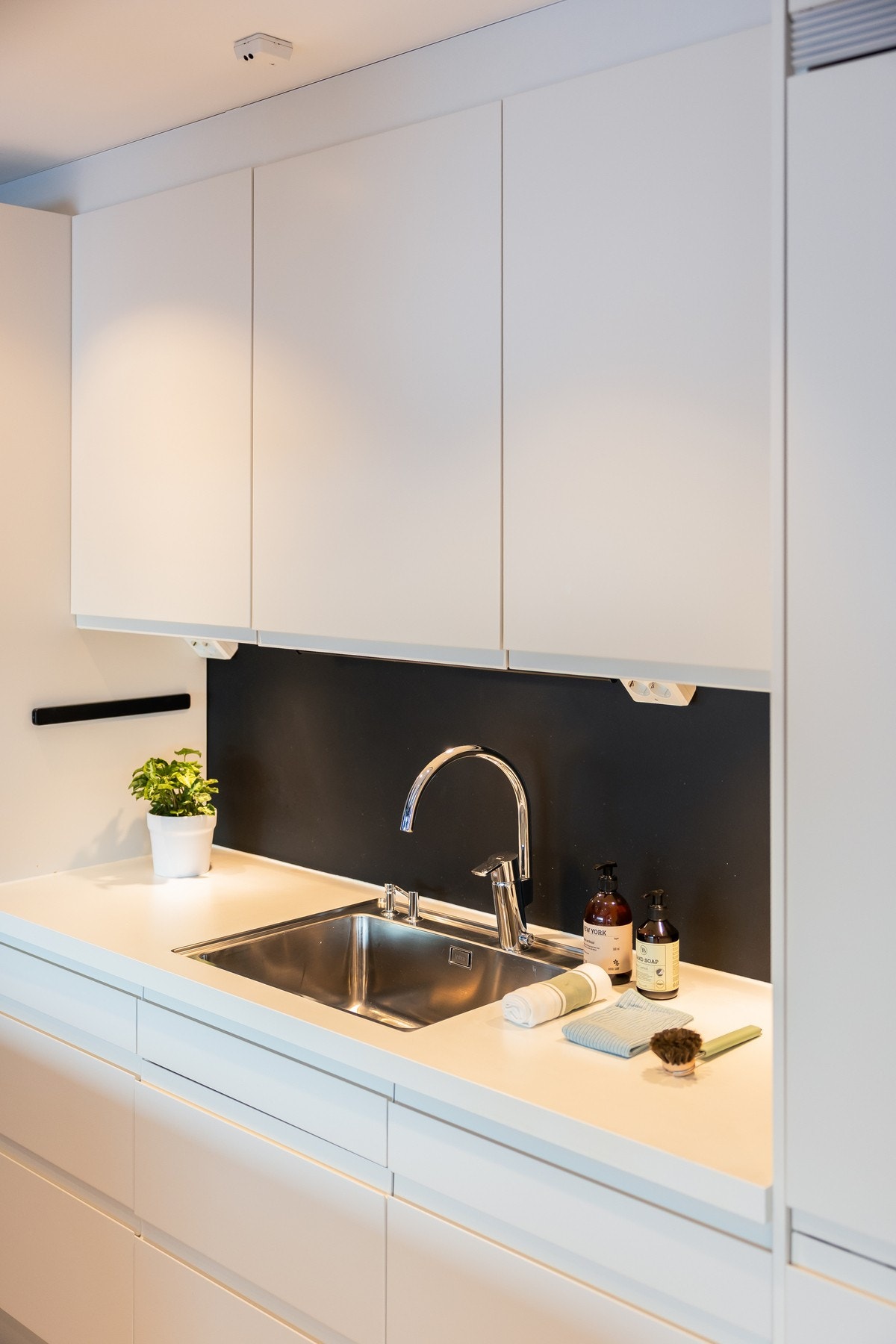 Nedfelt vask og spotbelysning Galleribilde