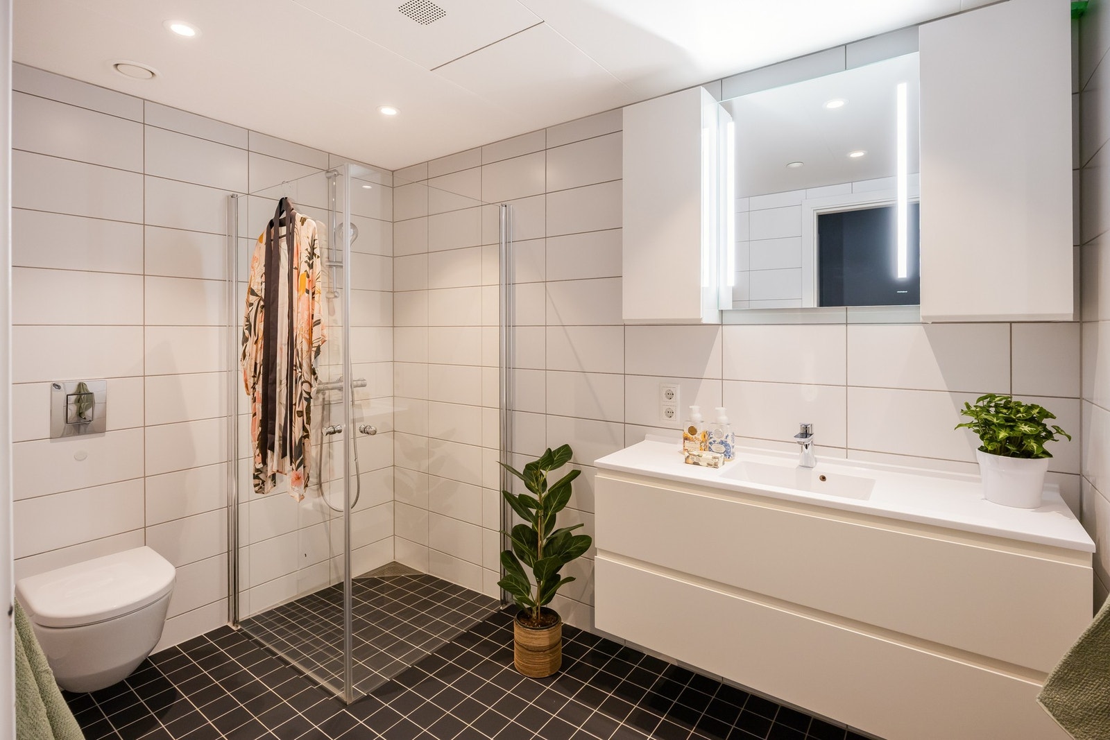 Hovedbadet er på 5,3 kvm. Pent og flislagt. Galleribilde