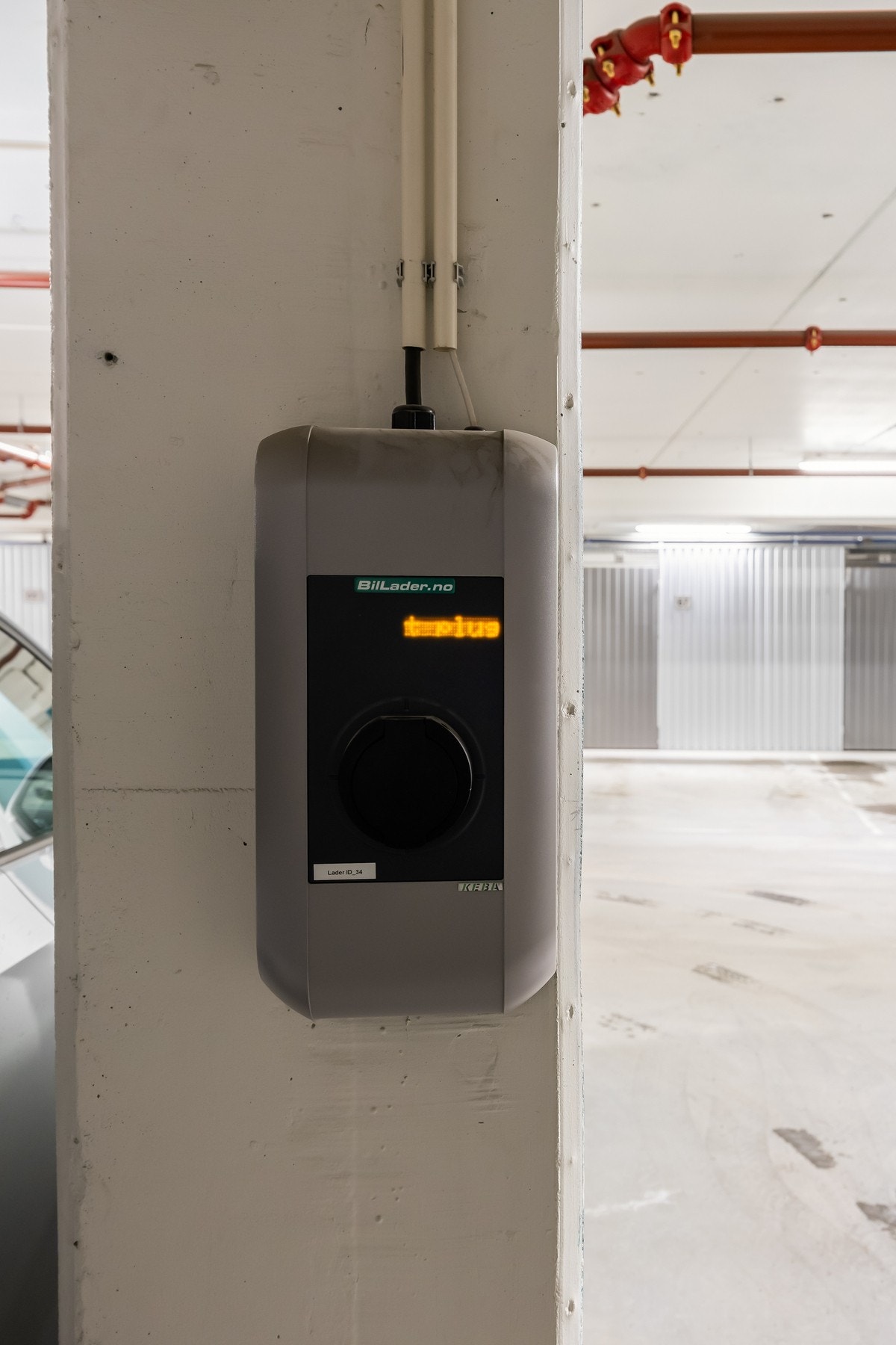 Lader for el-bil følger med Galleribilde