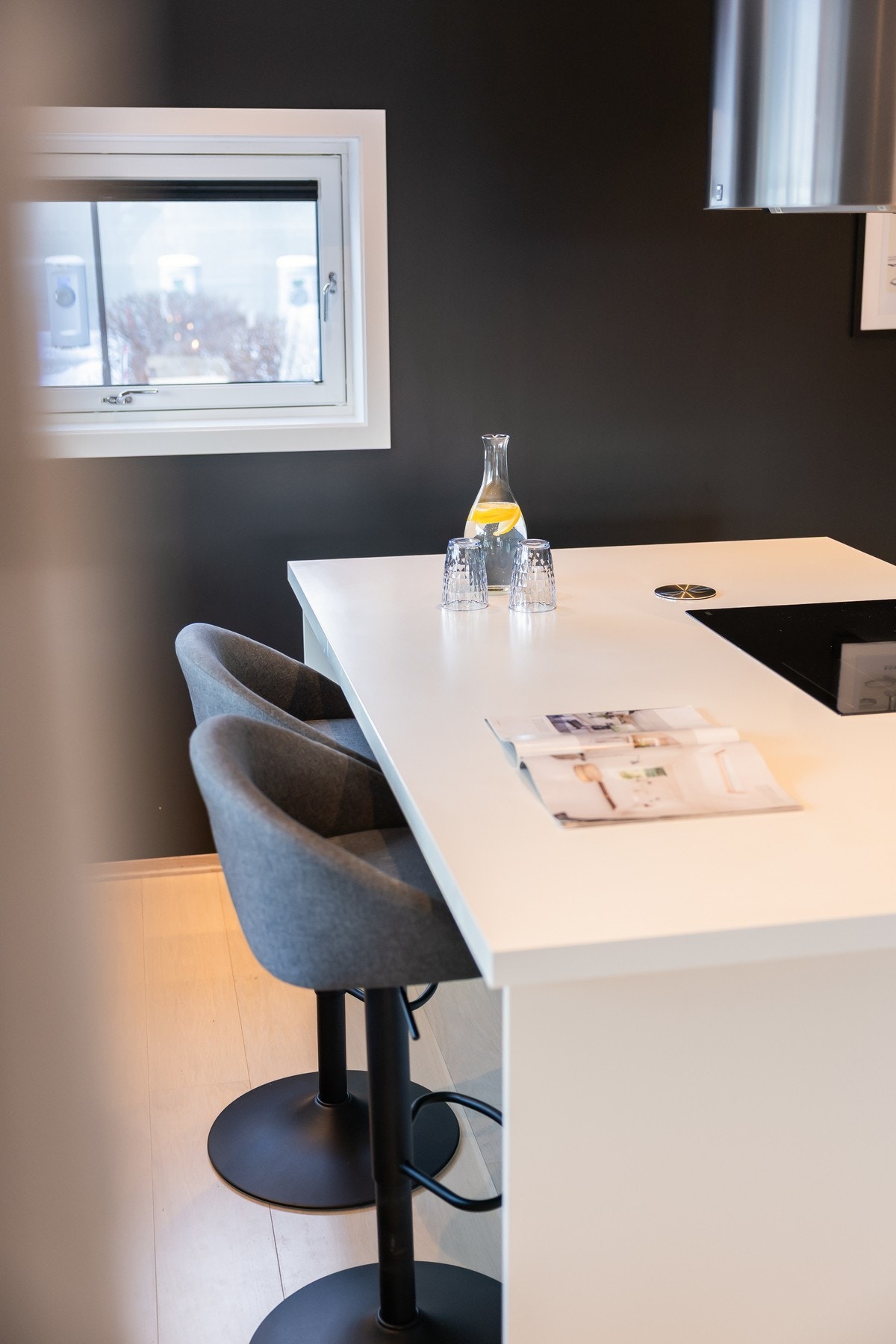 Kjøkkenet har vært fast lekseplass for ungene, mens middagen forberedes Galleribilde