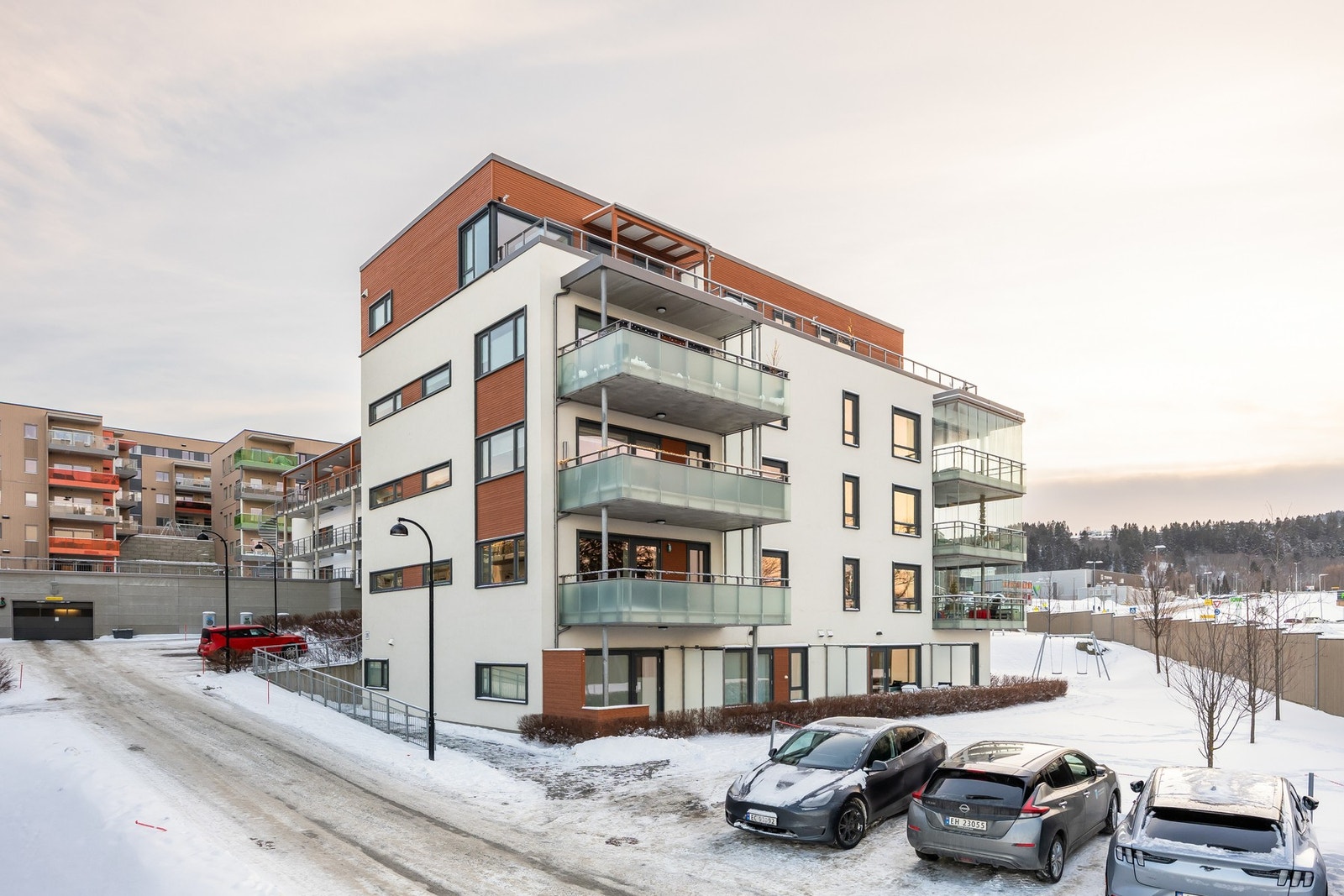 Leiligheten ligger flott til på hjørnet, i en veldig høy 1 etg. Galleribilde