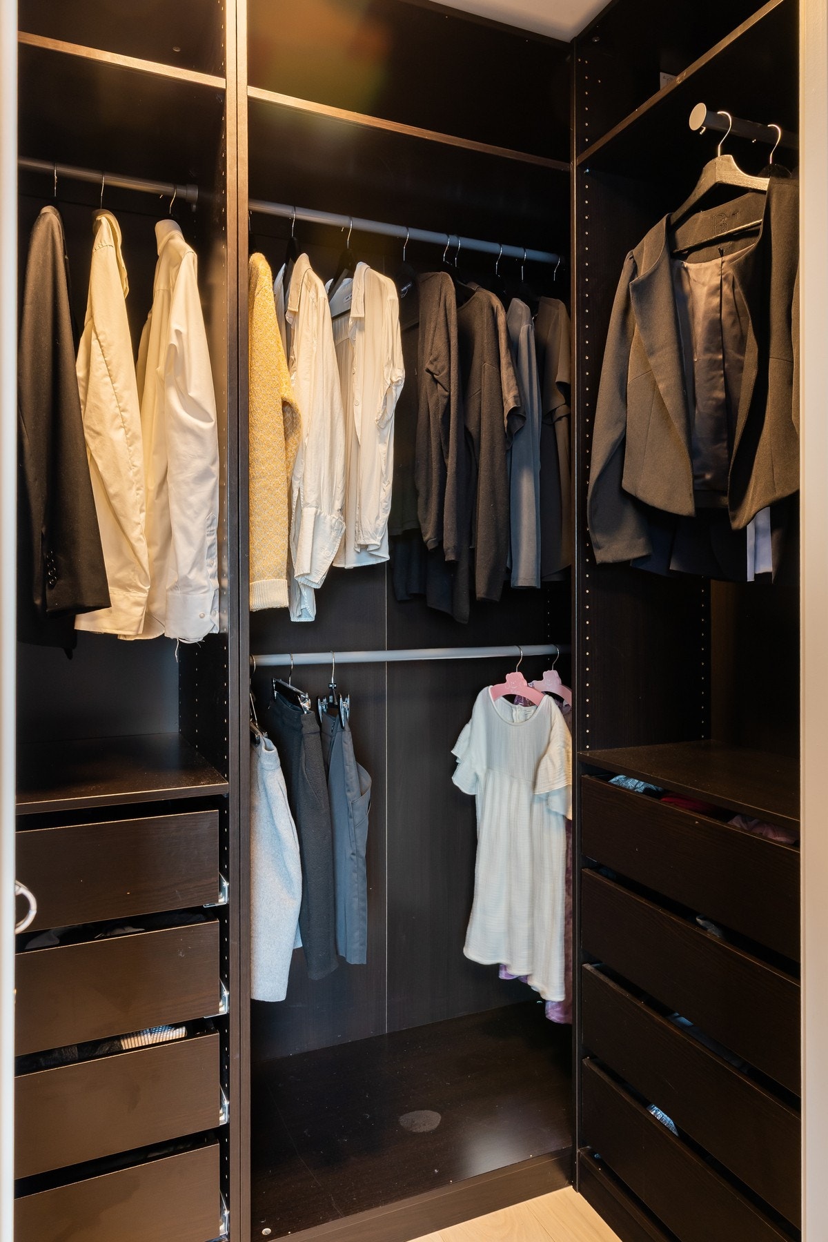 Flott og praktisk walk-in garderobe Galleribilde