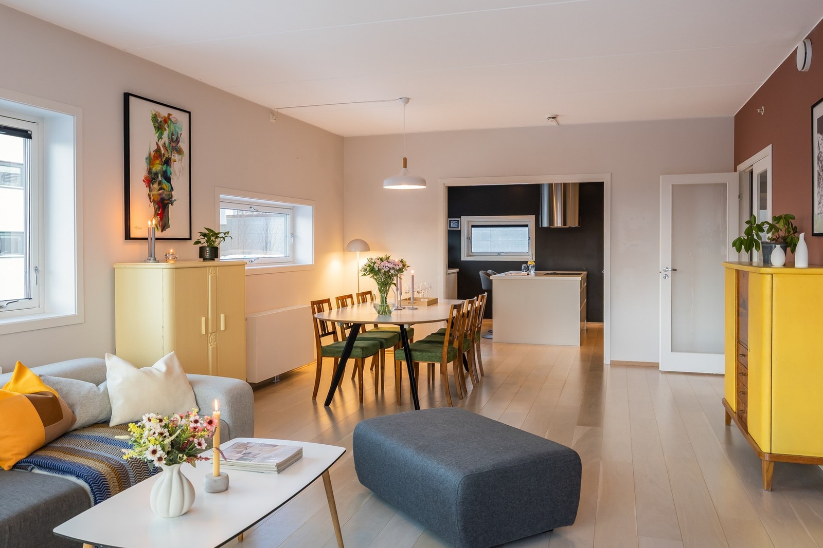 Med størrelsen på stuen, er det god plass til gjester. Galleribilde