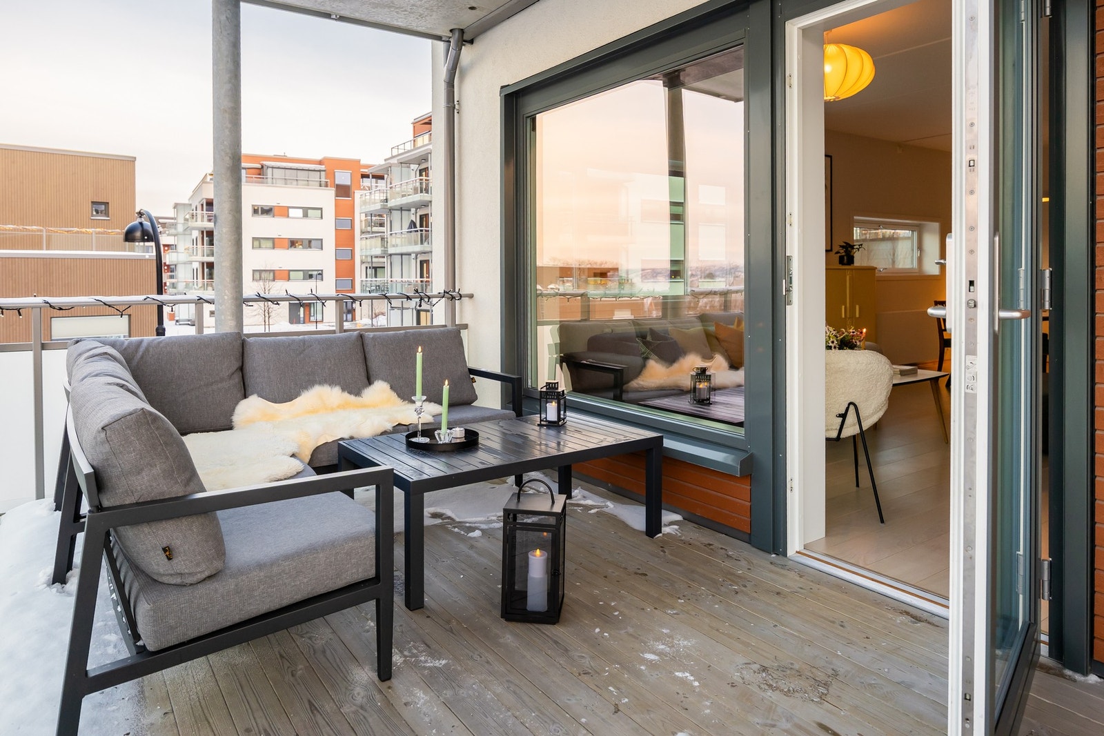 Balkongen er på hele 15,4 kvm. Galleribilde