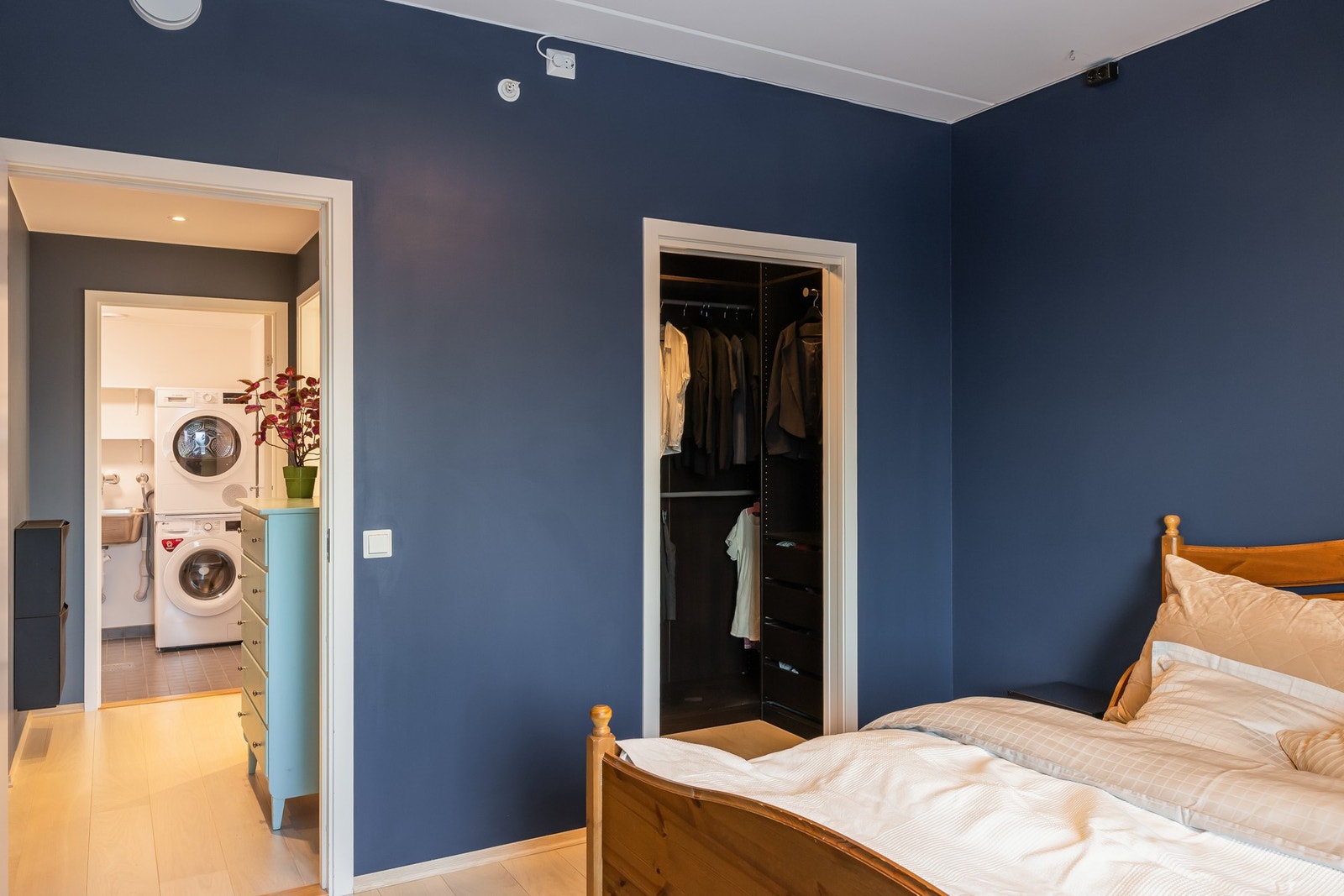 Hovedsoverommet er på hele 12,7 kvm. med egen walk-in garderobe Galleribilde