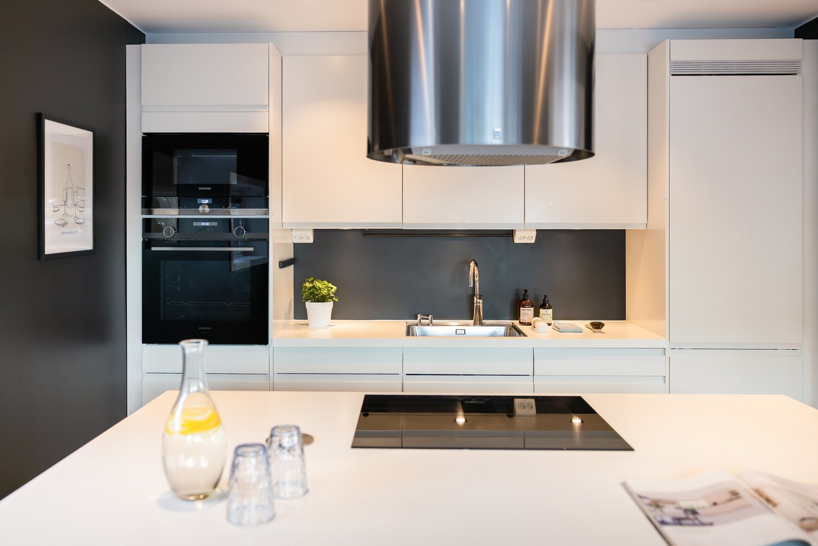 Kjøkkenøyen er praktisk, både til hverdagsmåltider, oppbevaring samt gode arbeidsplasser. Koketoppen har også ekstra stor størrelse Galleribilde