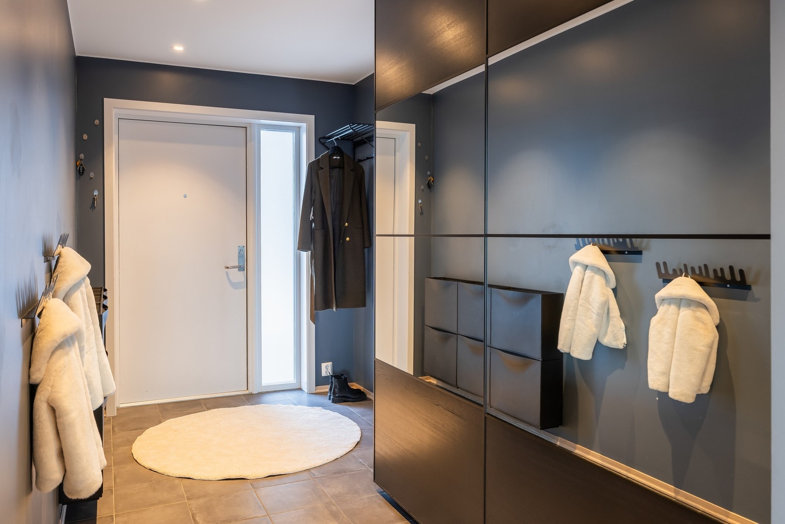 Også fint og enkelt å henge fra seg hverdagstøy, rett innenfor døren. Flislagt gulv med varmekabler Galleribilde